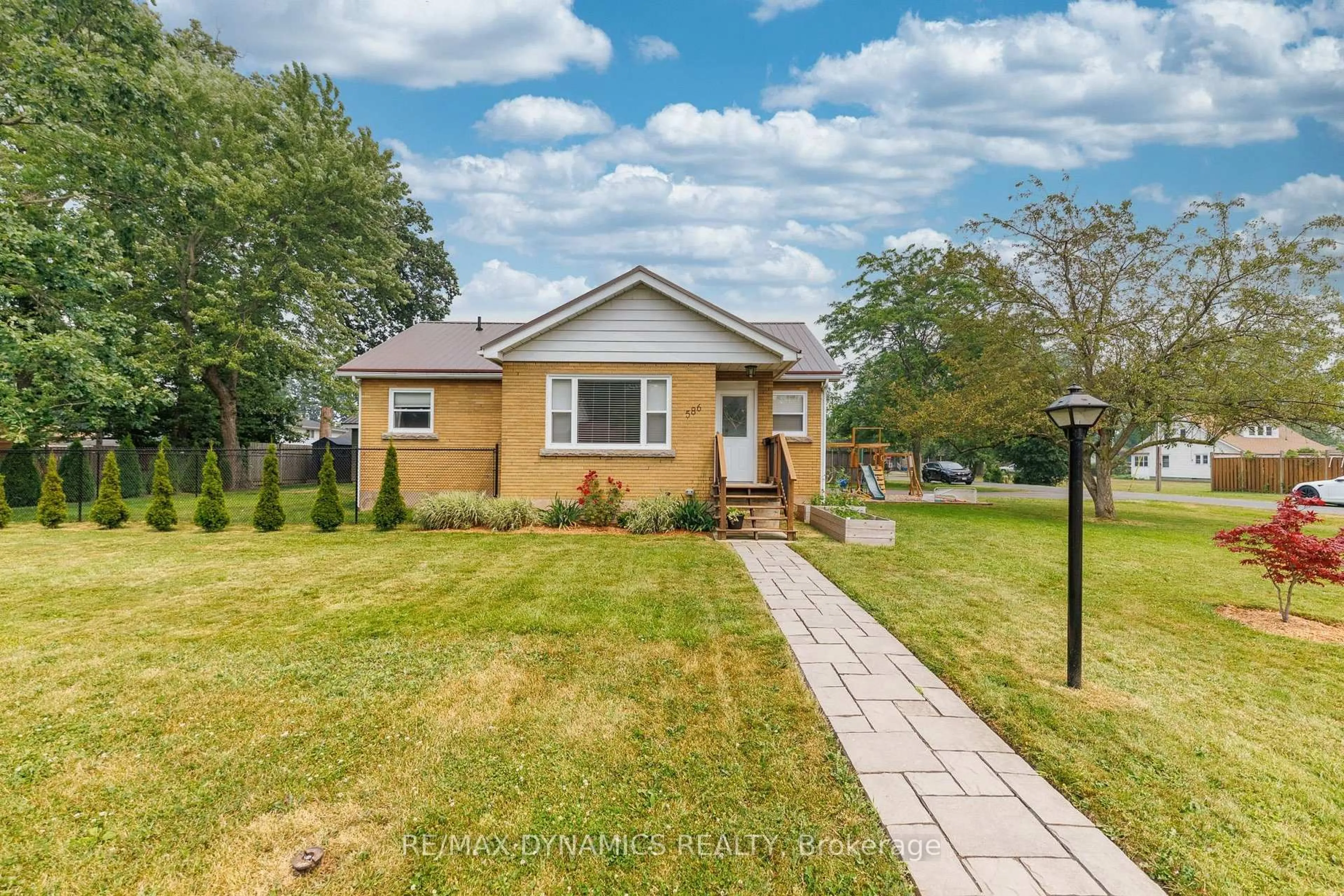 Home with brick exterior material, street for 586 Lakeside Rd, Fort Erie Ontario L2A 4Y2