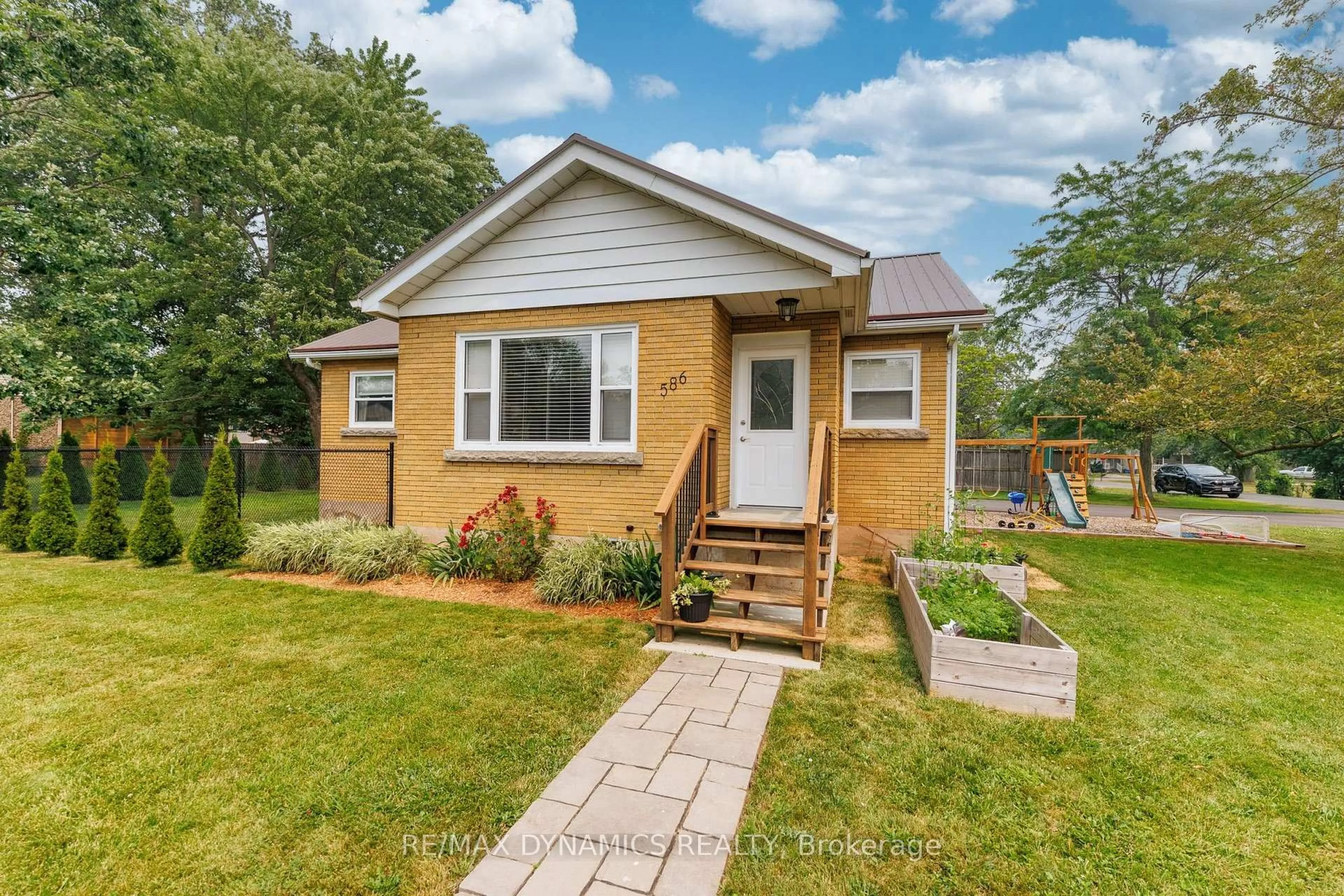 Home with brick exterior material, street for 586 Lakeside Rd, Fort Erie Ontario L2A 4Y2
