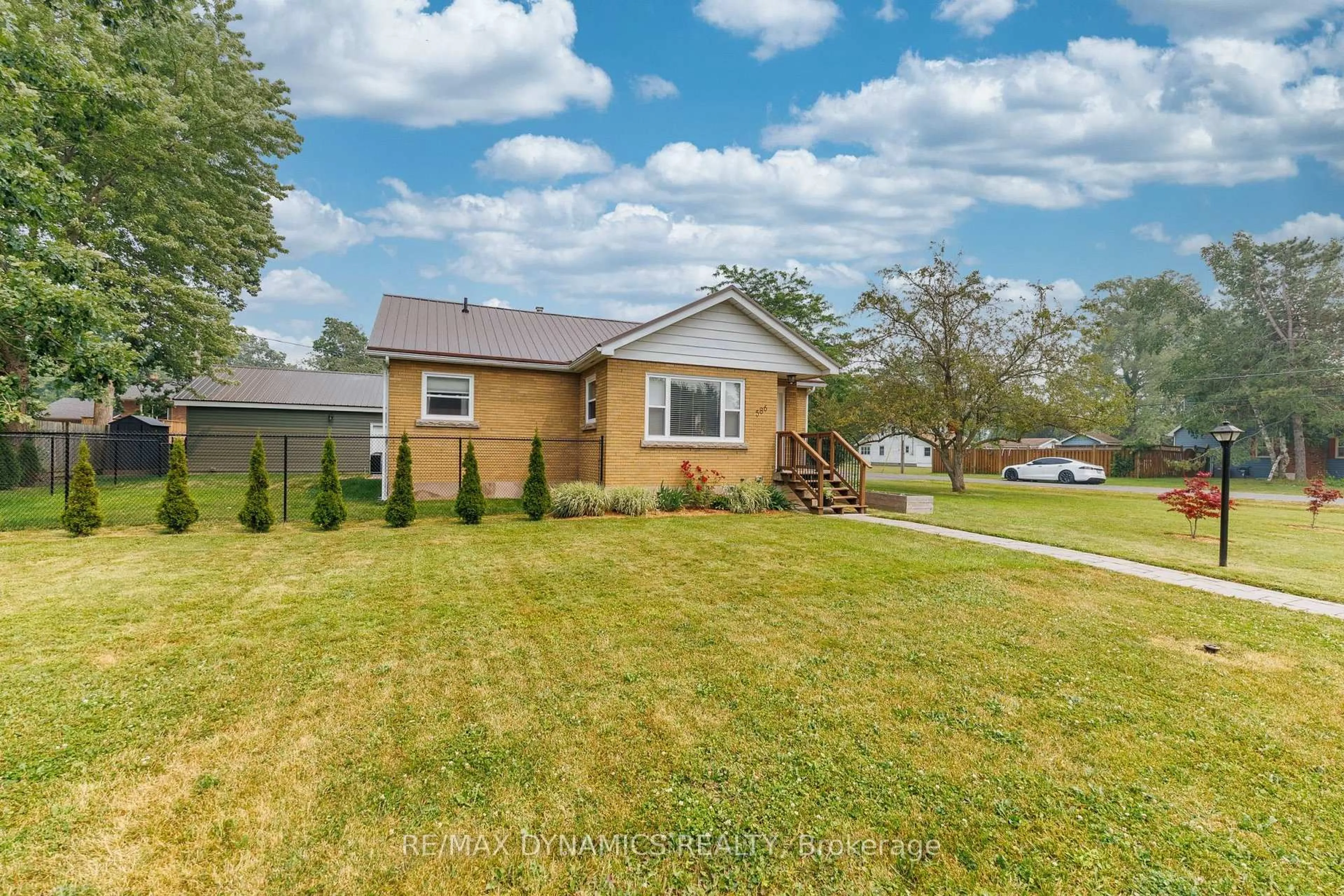 A pic from outside/outdoor area/front of a property/back of a property/a pic from drone, street for 586 Lakeside Rd, Fort Erie Ontario L2A 4Y2