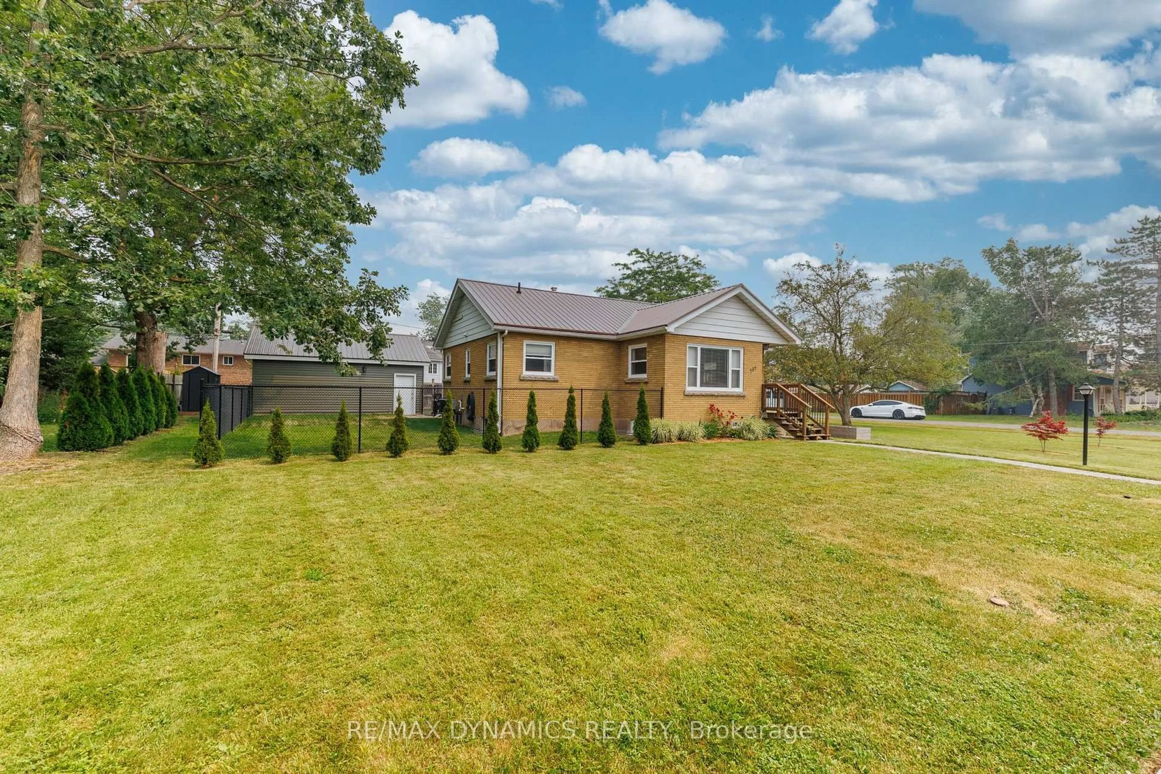 A pic from outside/outdoor area/front of a property/back of a property/a pic from drone, unknown for 586 Lakeside Rd, Fort Erie Ontario L2A 4Y2