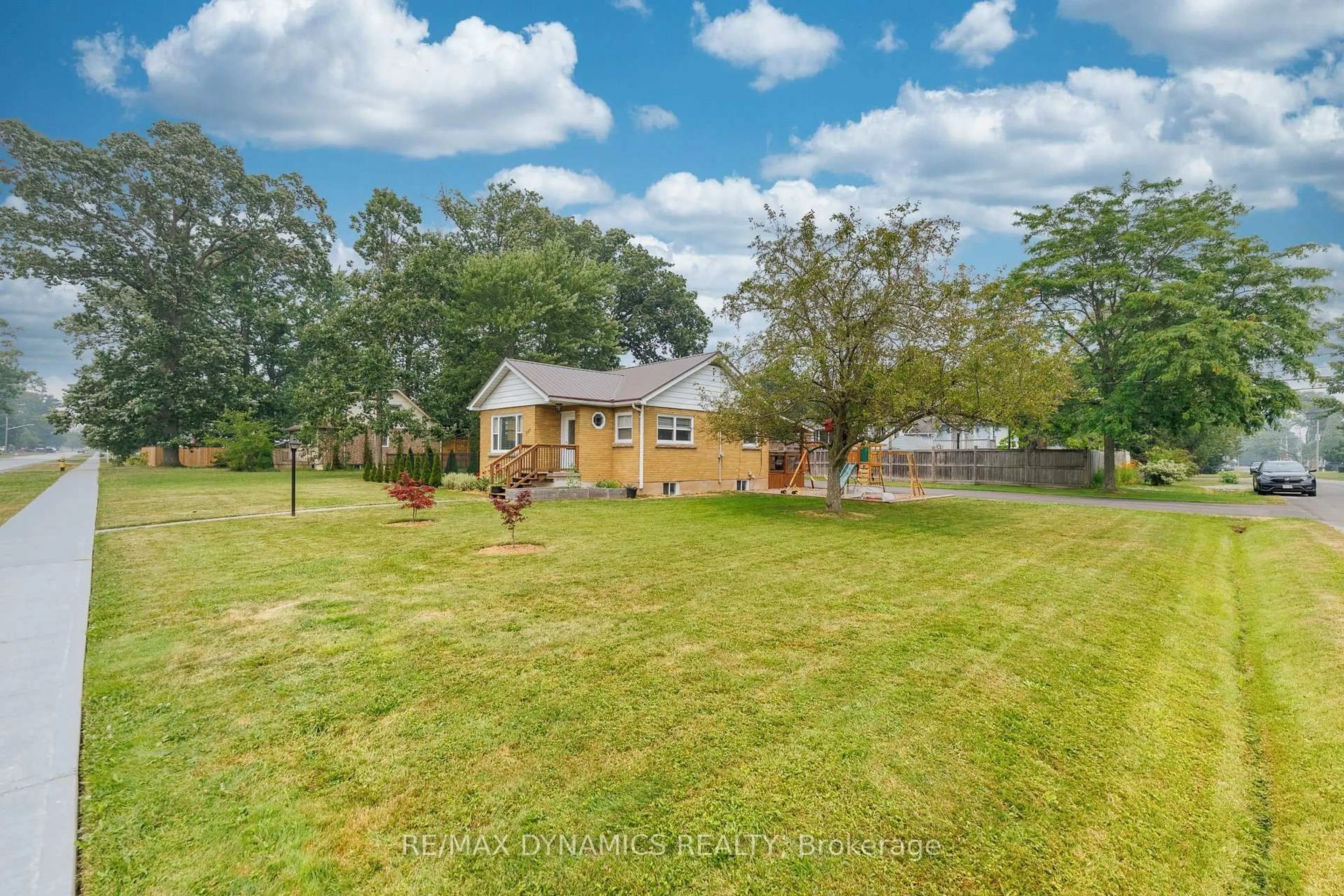 A pic from outside/outdoor area/front of a property/back of a property/a pic from drone, water/lake/river/ocean view for 586 Lakeside Rd, Fort Erie Ontario L2A 4Y2