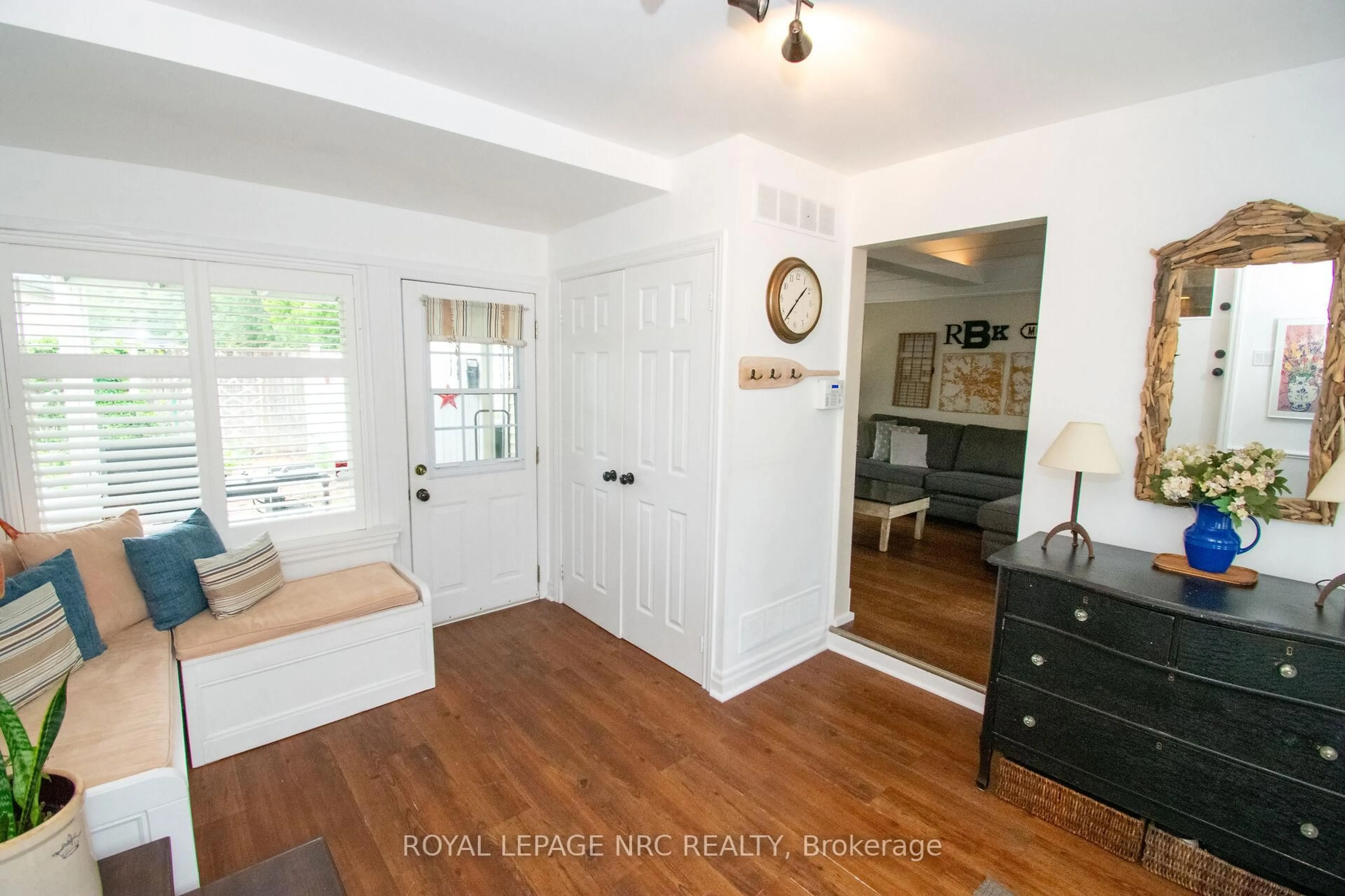 Indoor entryway for 87 Lakeport Rd, St. Catharines Ontario L2N 4P9