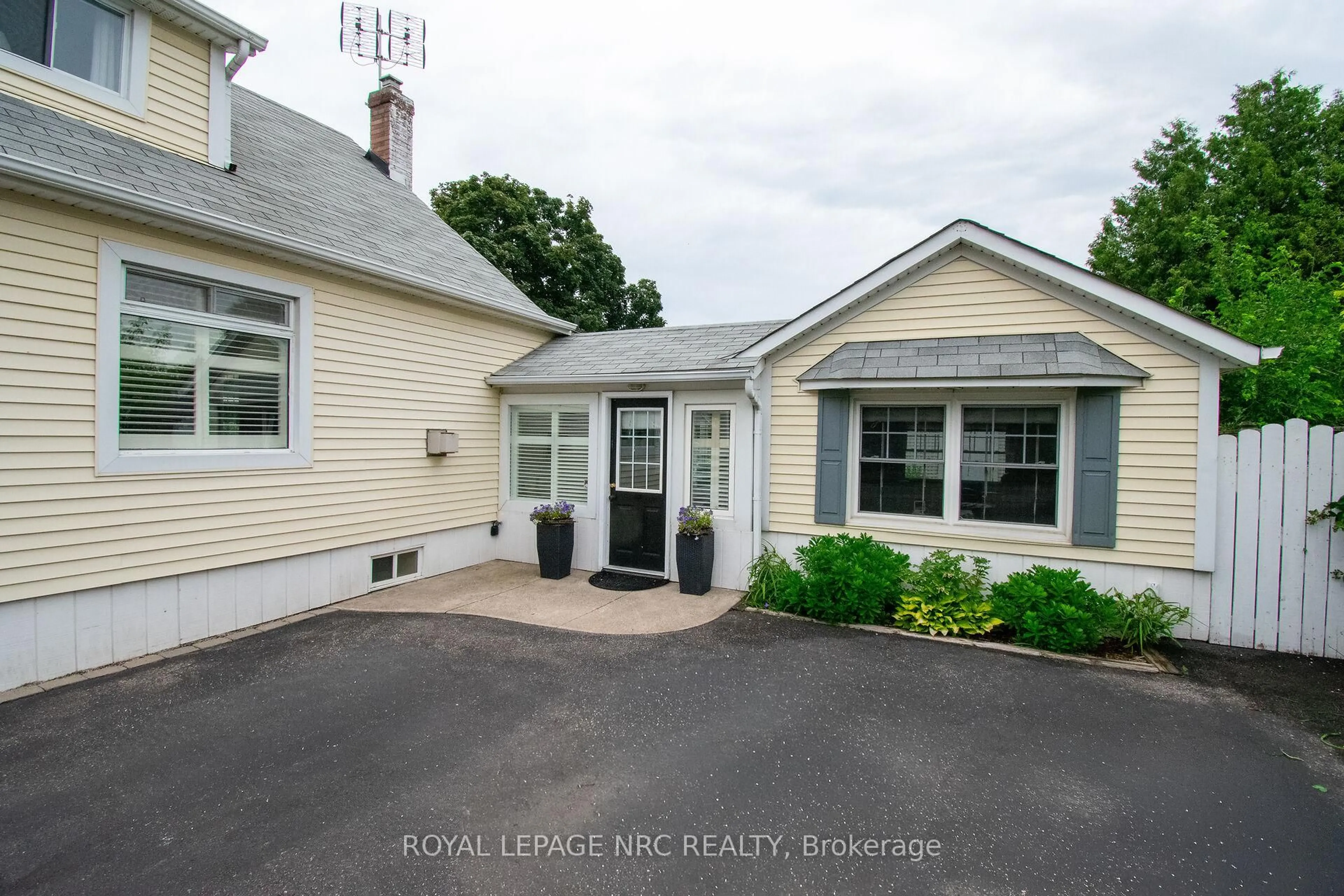 A pic from outside/outdoor area/front of a property/back of a property/a pic from drone, street for 87 Lakeport Rd, St. Catharines Ontario L2N 4P9