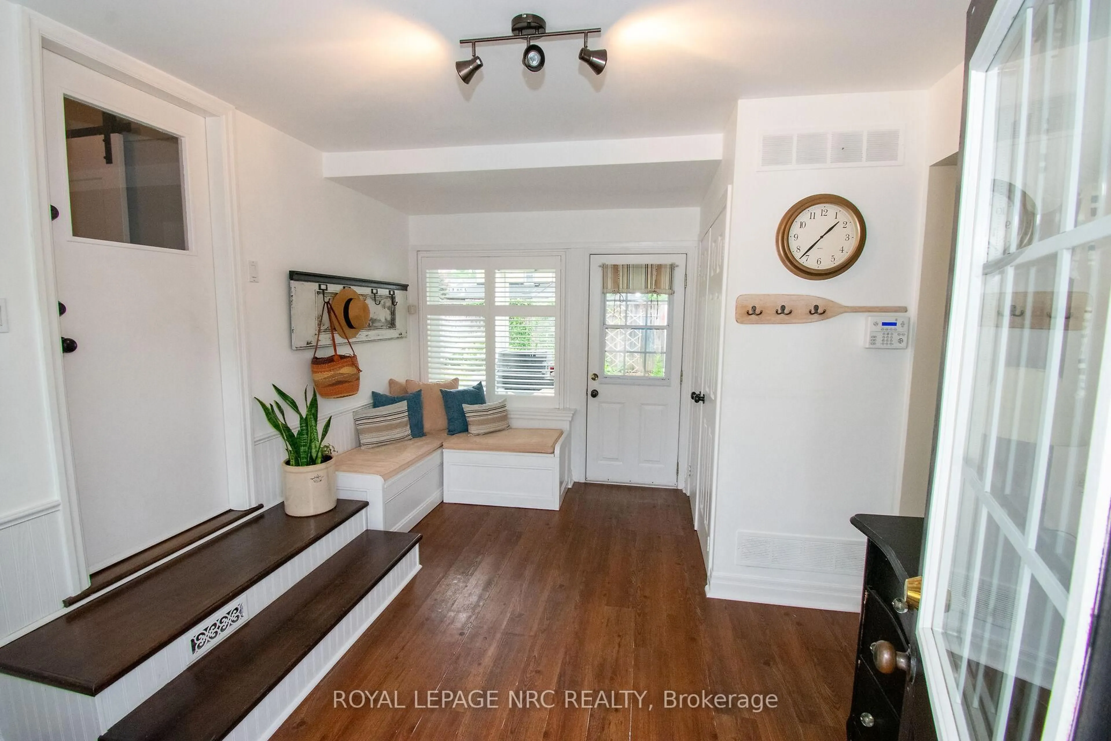 Indoor entryway for 87 Lakeport Rd, St. Catharines Ontario L2N 4P9