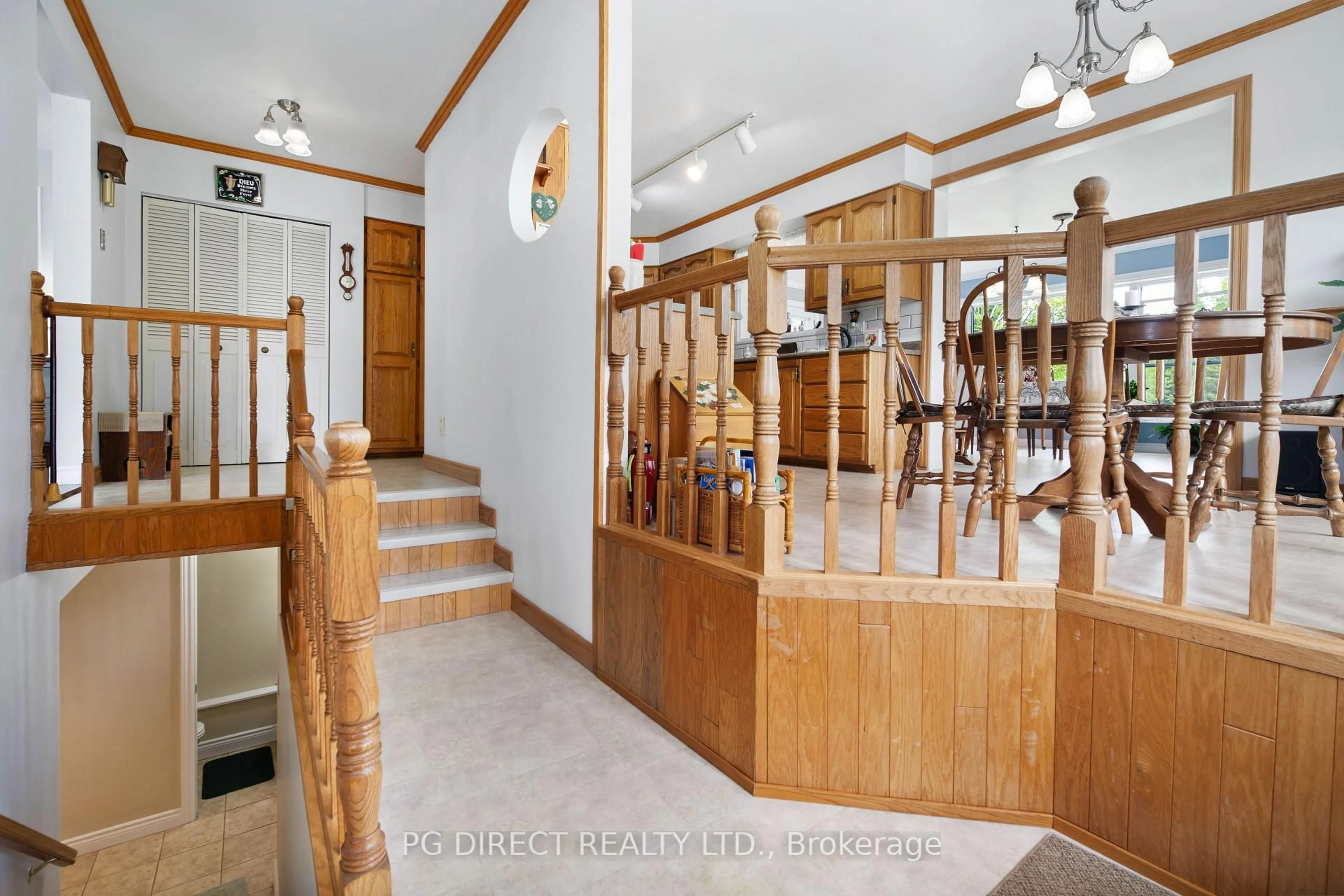 Indoor foyer for 1598 Corbeil Rd, East Ferris Ontario P0H 1K0