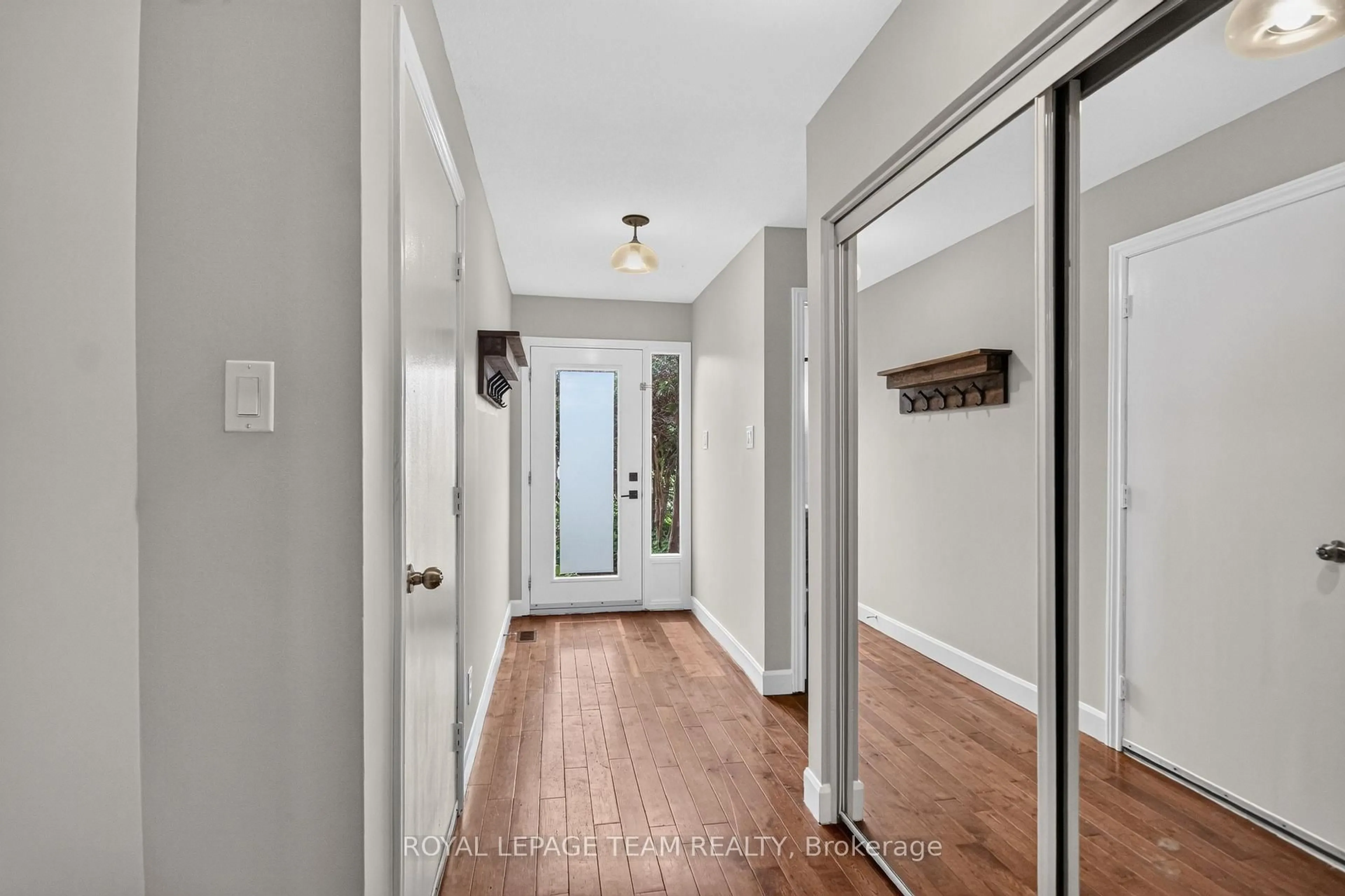 Indoor entryway for 18 Chisholm Crt #9, Kanata Ontario K2K 1E2