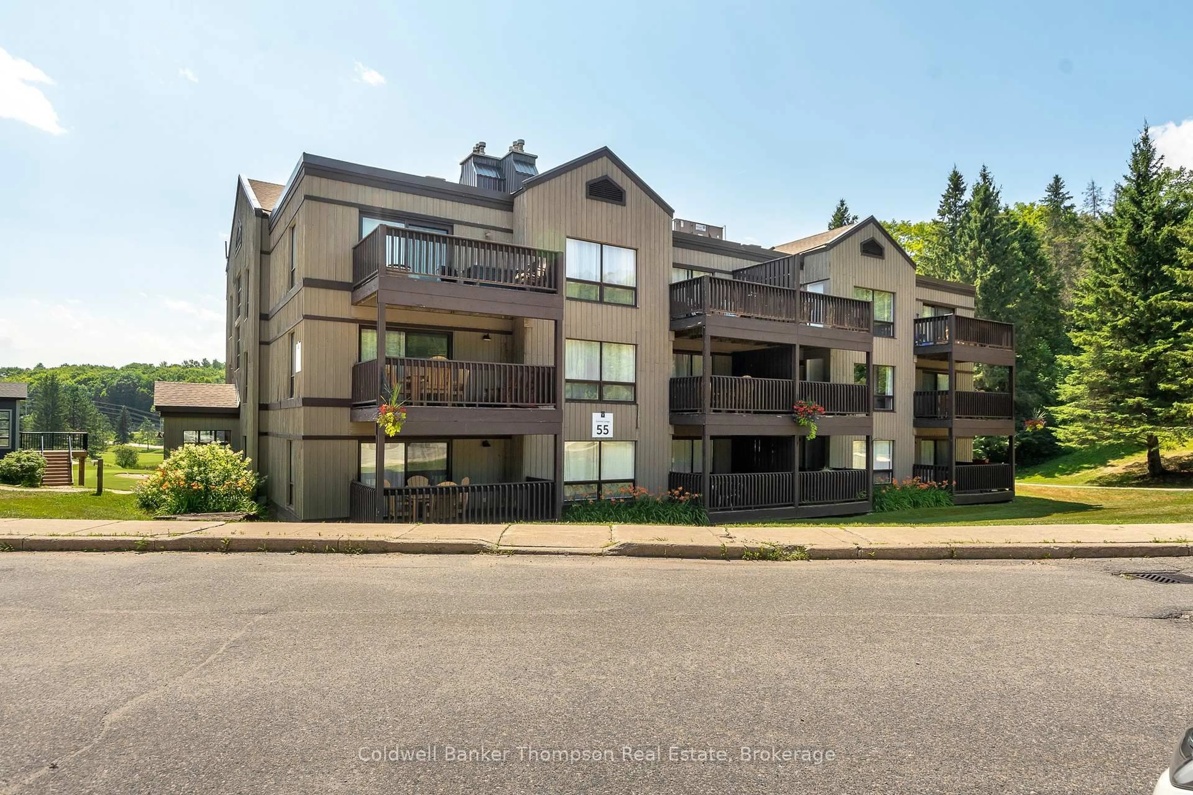 A pic from outside/outdoor area/front of a property/back of a property/a pic from drone, building for 1235 Deerhurst Summit Dr #55-208, Huntsville Ontario P1H 2E8