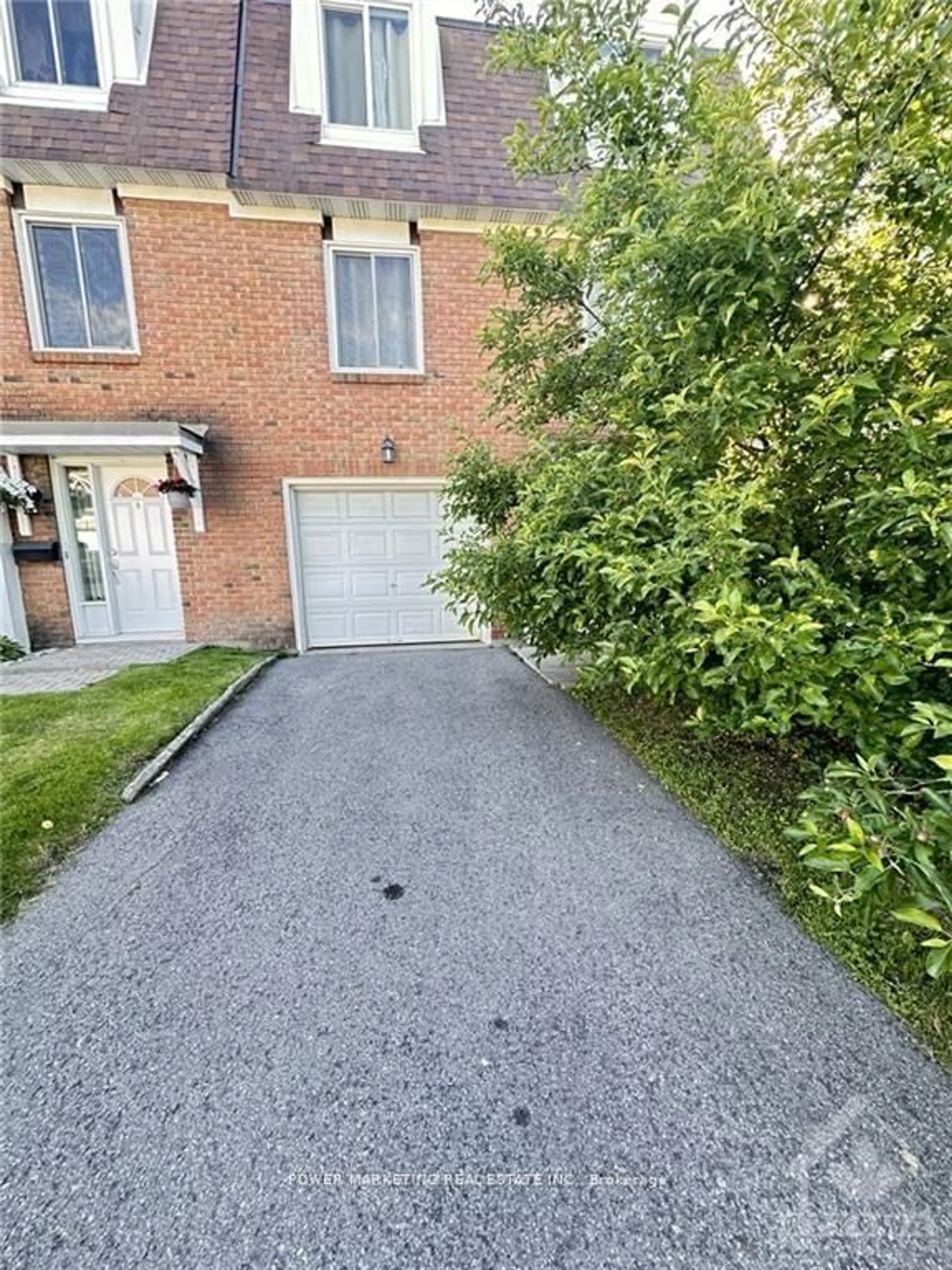 A pic from outside/outdoor area/front of a property/back of a property/a pic from drone, street for 1833 AXMINSTER Crt, Ottawa Ontario K1C 1Z5