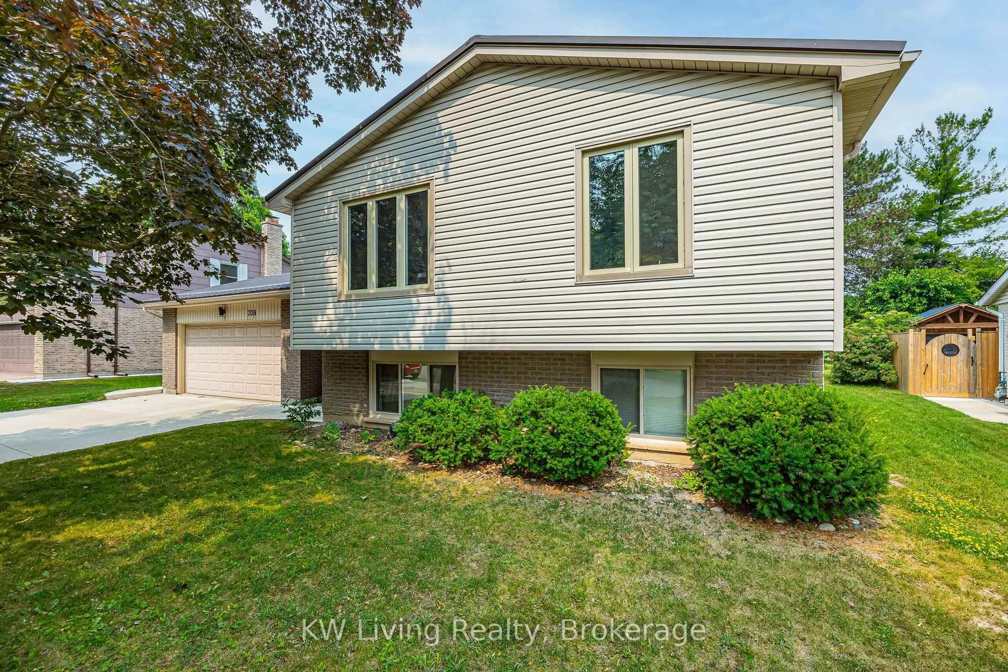 Home with vinyl exterior material, street for 708 VILLAGE GREEN Ave, London South Ontario N6K 1H2