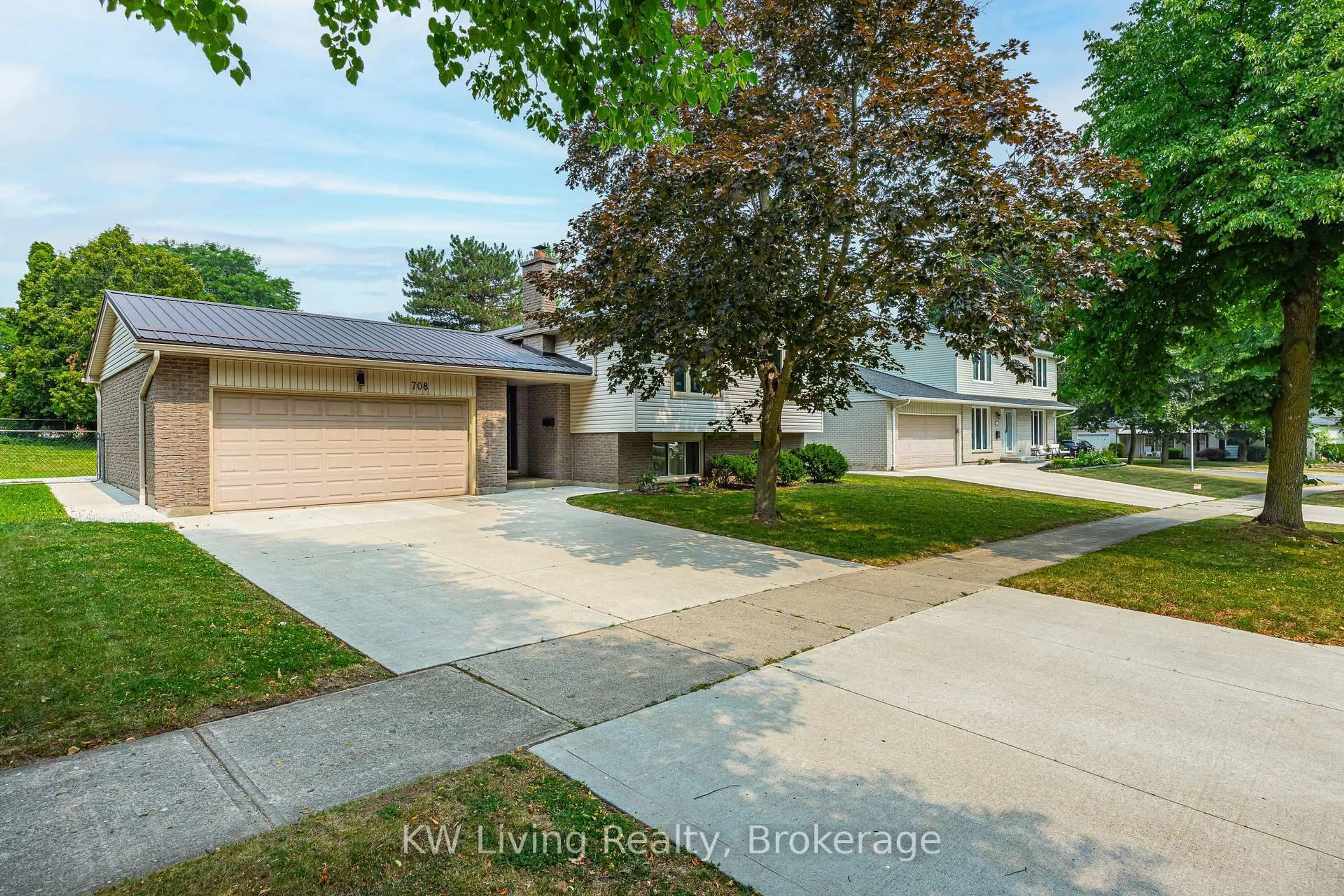 A pic from outside/outdoor area/front of a property/back of a property/a pic from drone, street for 708 VILLAGE GREEN Ave, London South Ontario N6K 1H2