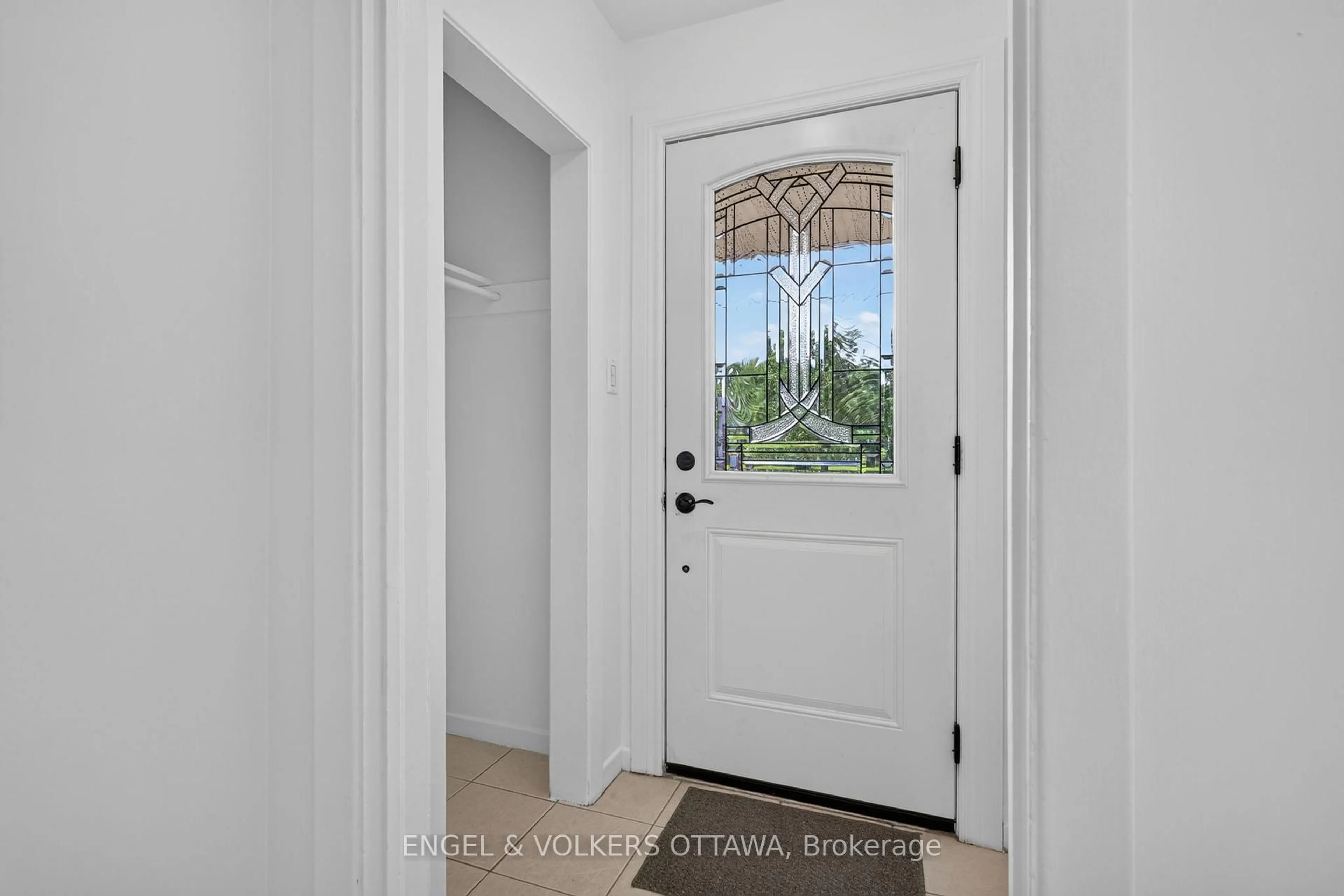 Indoor entryway for 2439 Alta Vista Dr, Ottawa Ontario K1H 7M9