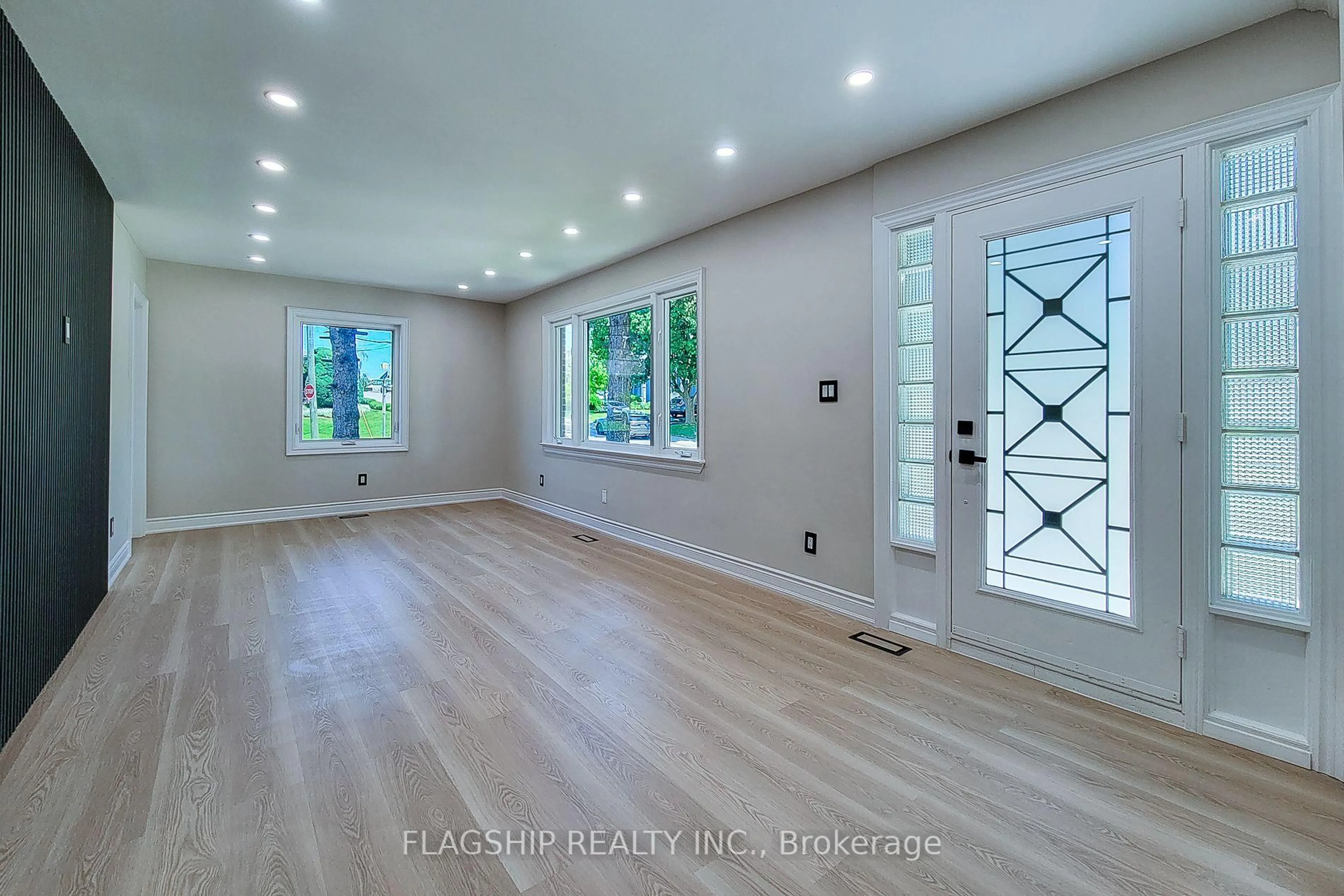 Indoor entryway for 292 Glenholme Ave, Hamilton Ontario L8K 3M3