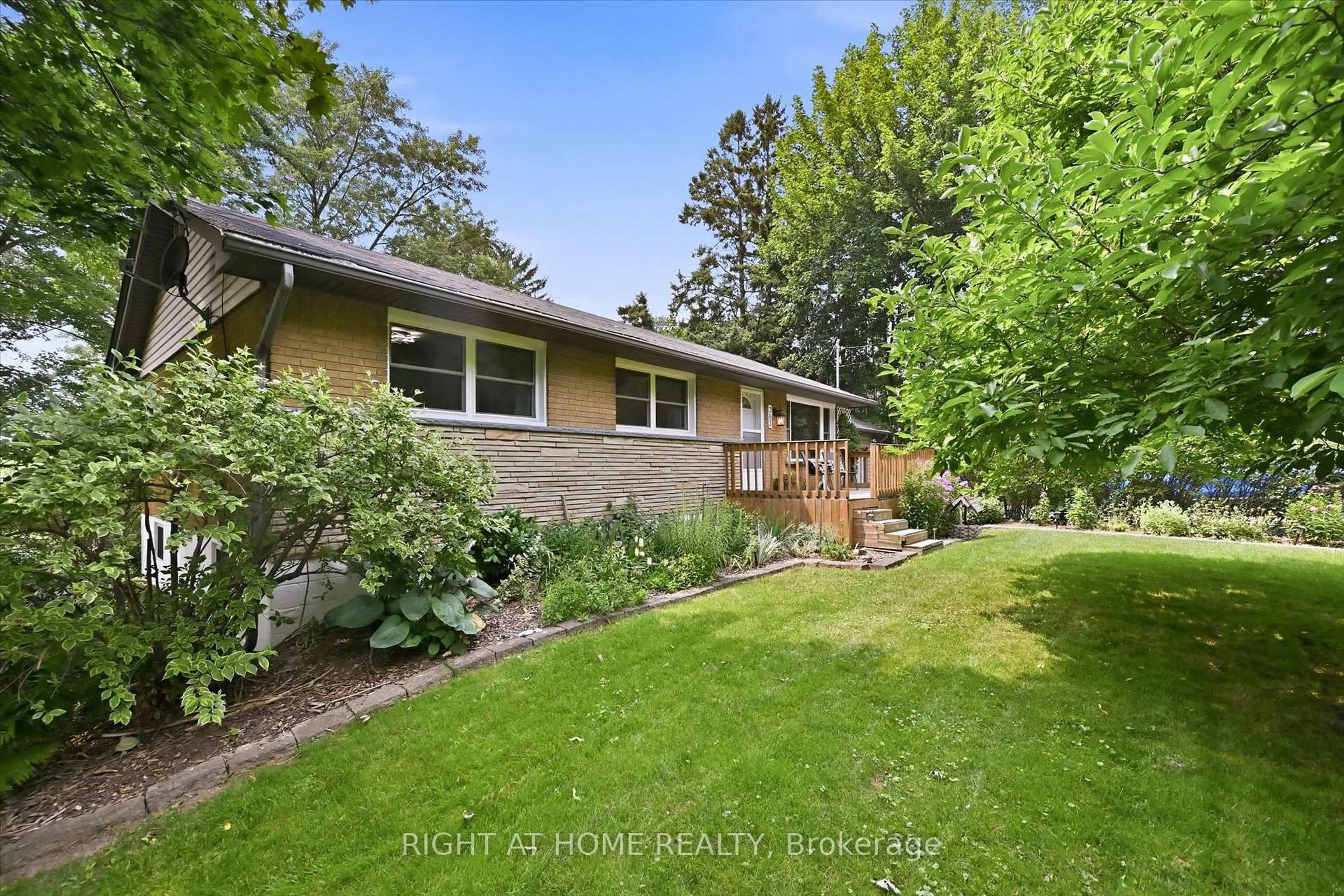 A pic from outside/outdoor area/front of a property/back of a property/a pic from drone, unknown for 263 Weir's Lane, Hamilton Ontario L9H 5E1