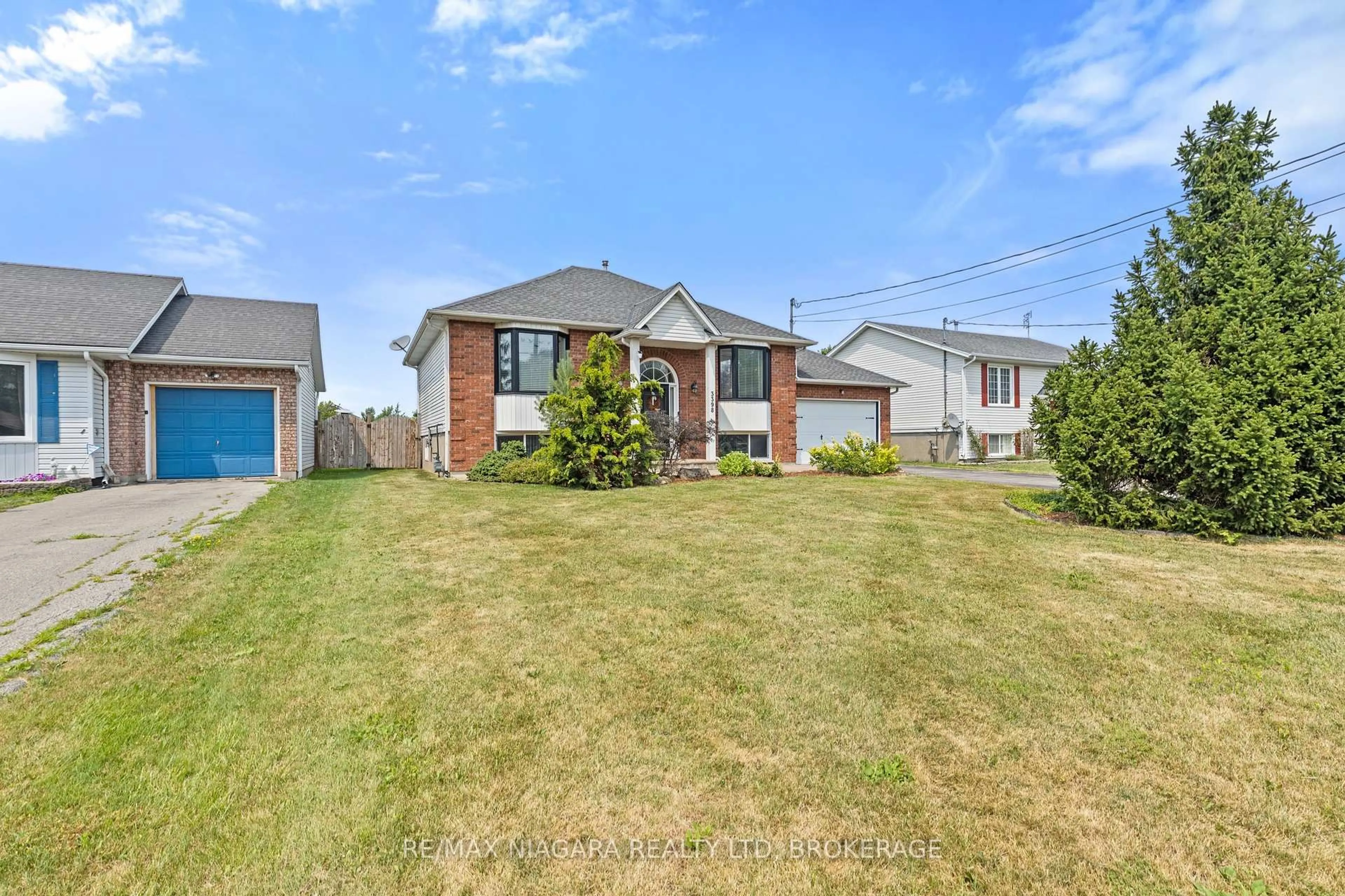 A pic from outside/outdoor area/front of a property/back of a property/a pic from drone, street for 3398 Dominion Rd, Fort Erie Ontario L0S 1N0