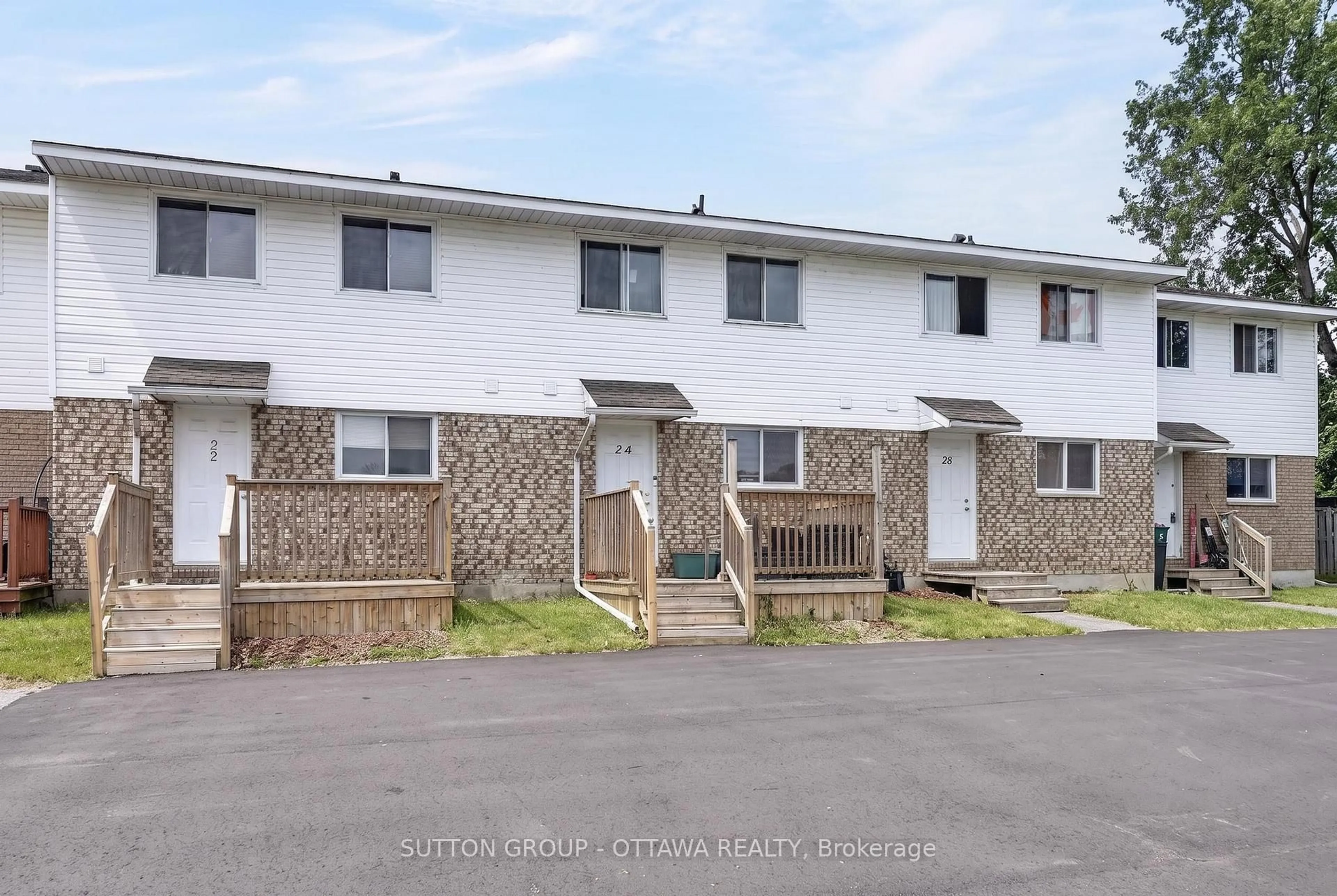A pic from outside/outdoor area/front of a property/back of a property/a pic from drone, street for 24 Carraway Cres, South Dundas Ontario K0C 1X0
