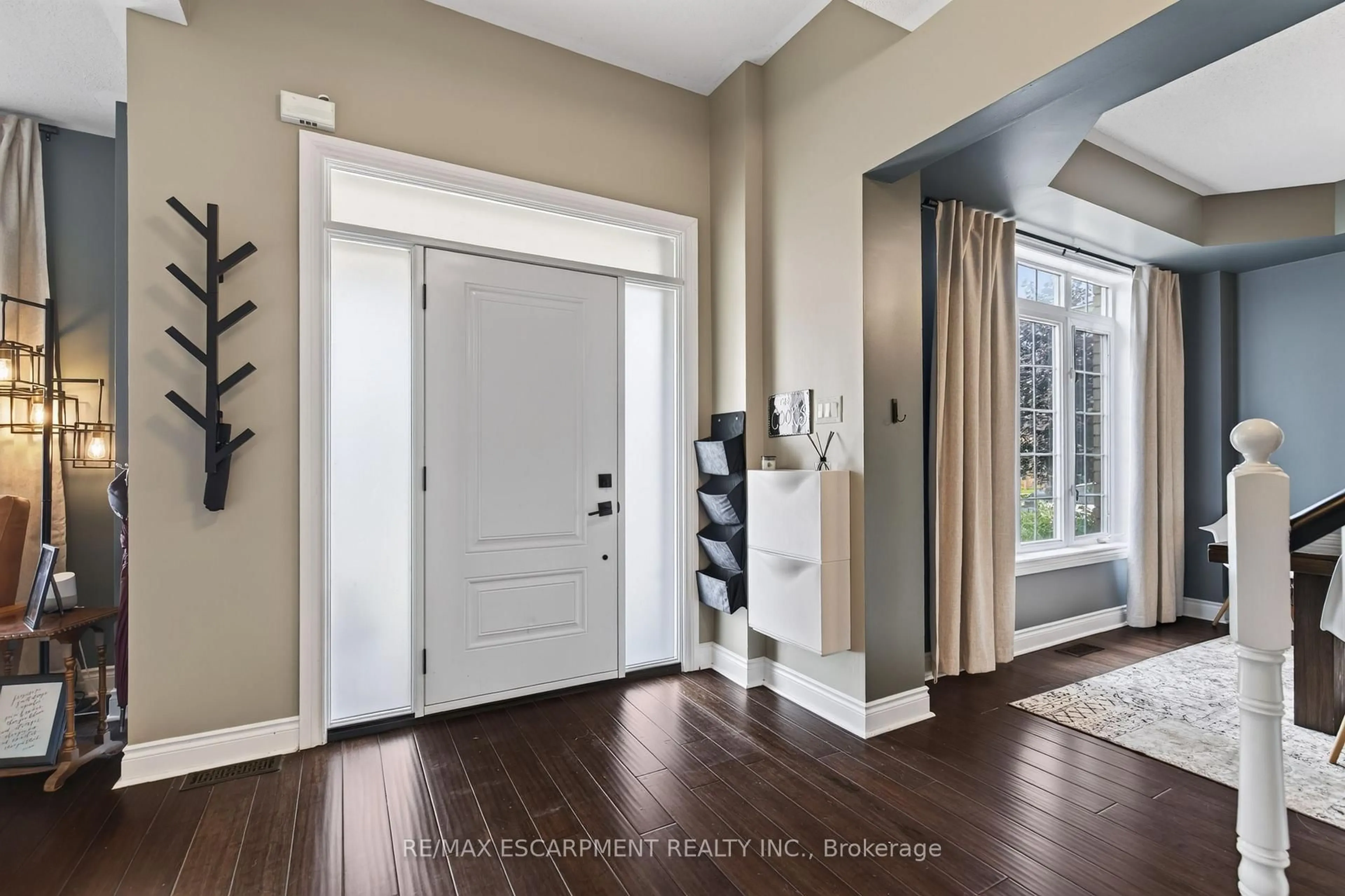Indoor entryway for 16 Watercliff Pl, Hamilton Ontario L8E 6E5