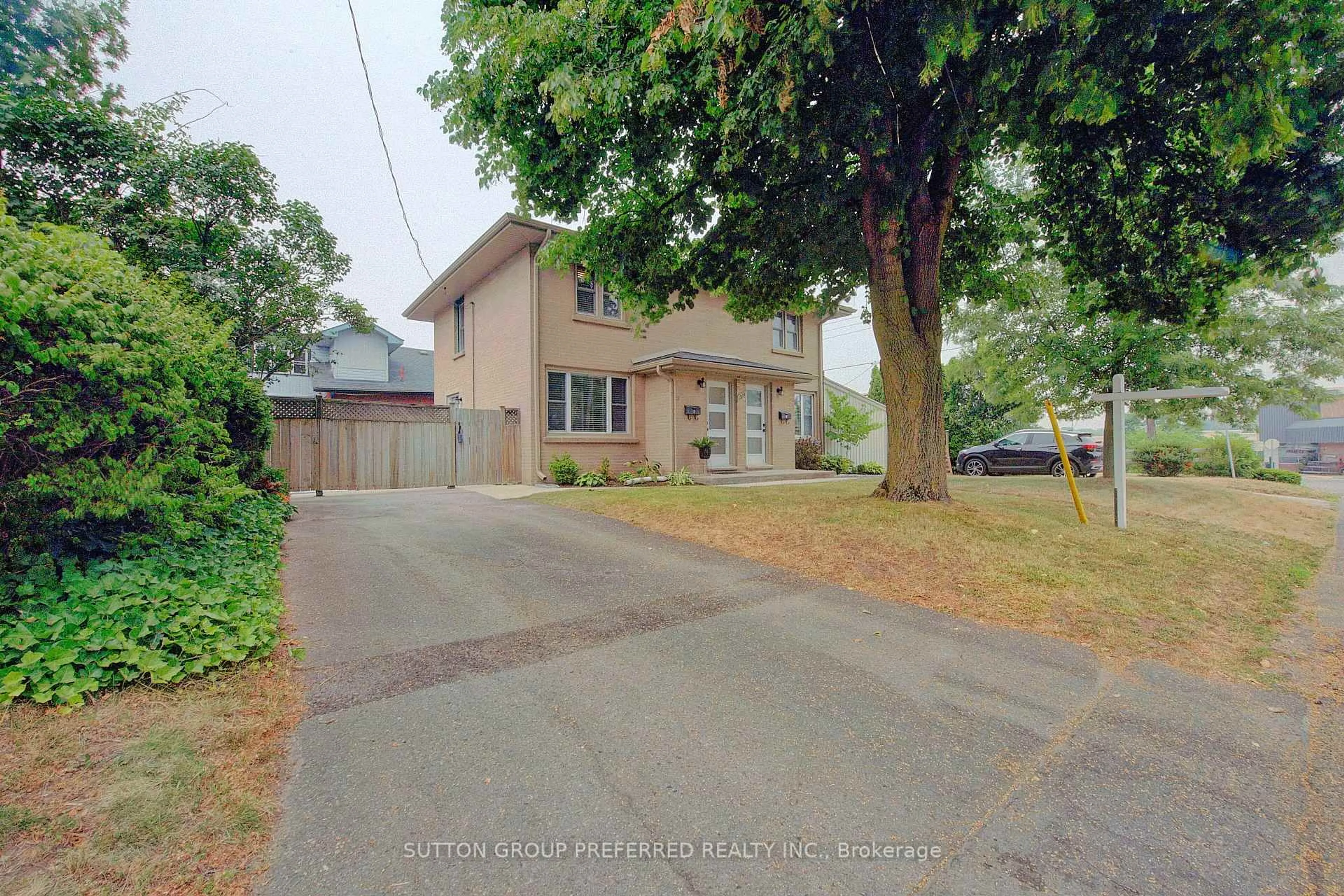 A pic from outside/outdoor area/front of a property/back of a property/a pic from drone, street for 1271 Norman (Unit B) Ave, London South Ontario N6K 2A1