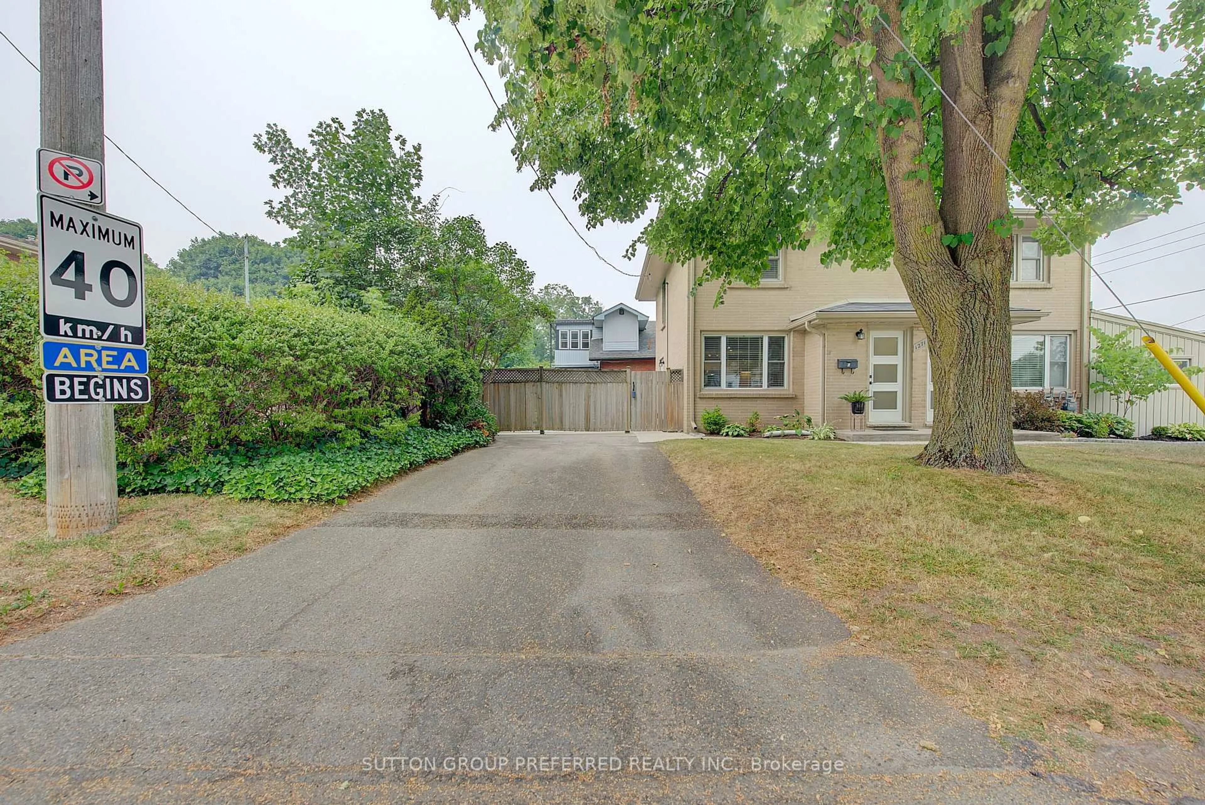 A pic from outside/outdoor area/front of a property/back of a property/a pic from drone, street for 1271 Norman (Unit B) Ave, London South Ontario N6K 2A1