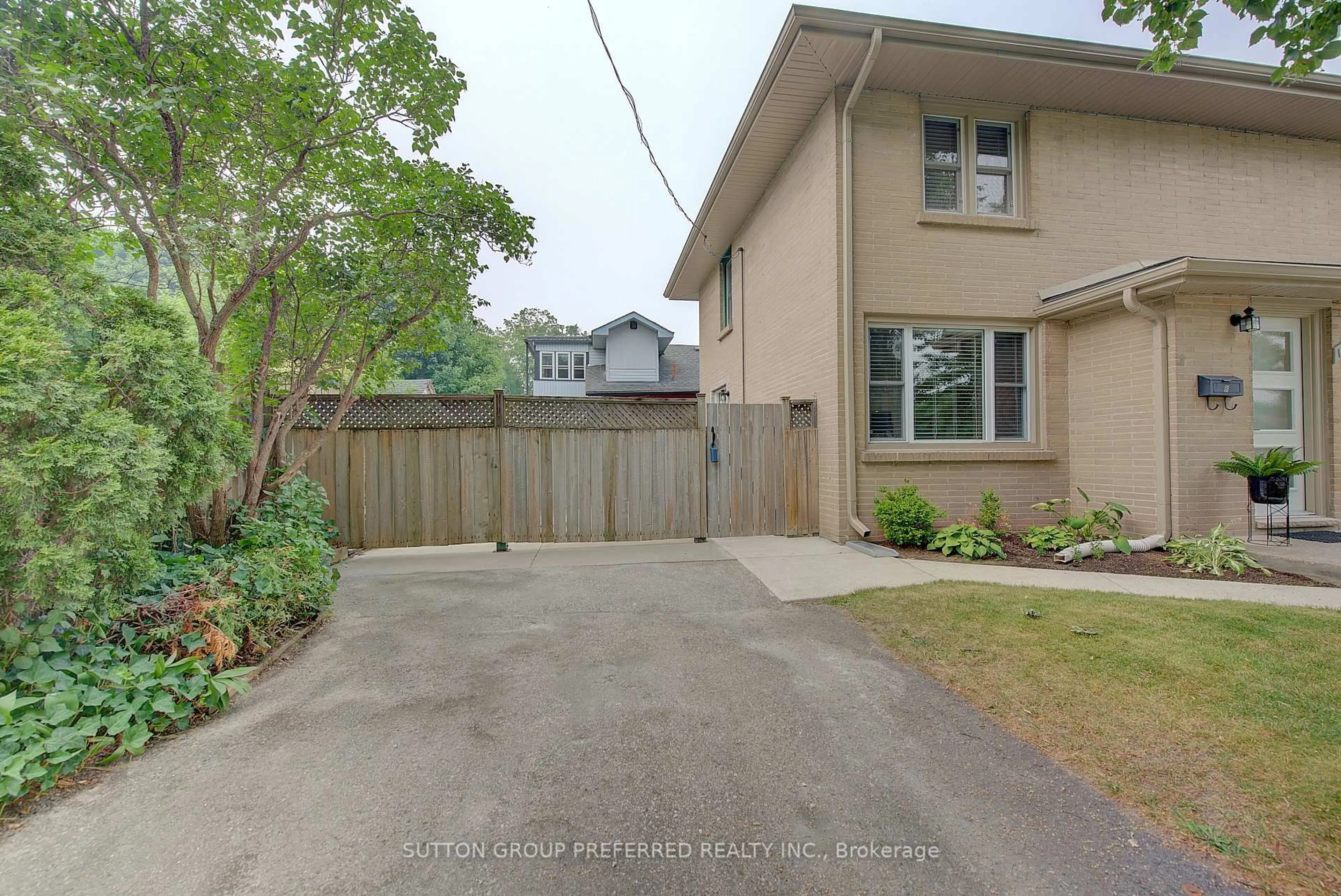 A pic from outside/outdoor area/front of a property/back of a property/a pic from drone, street for 1271 Norman (Unit B) Ave, London South Ontario N6K 2A1