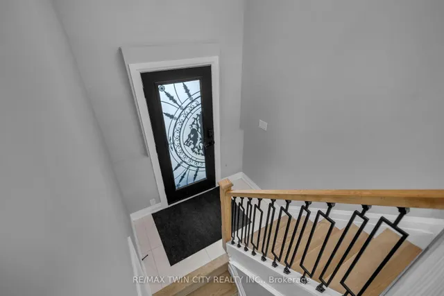 19 Broad St, Brantford 2
