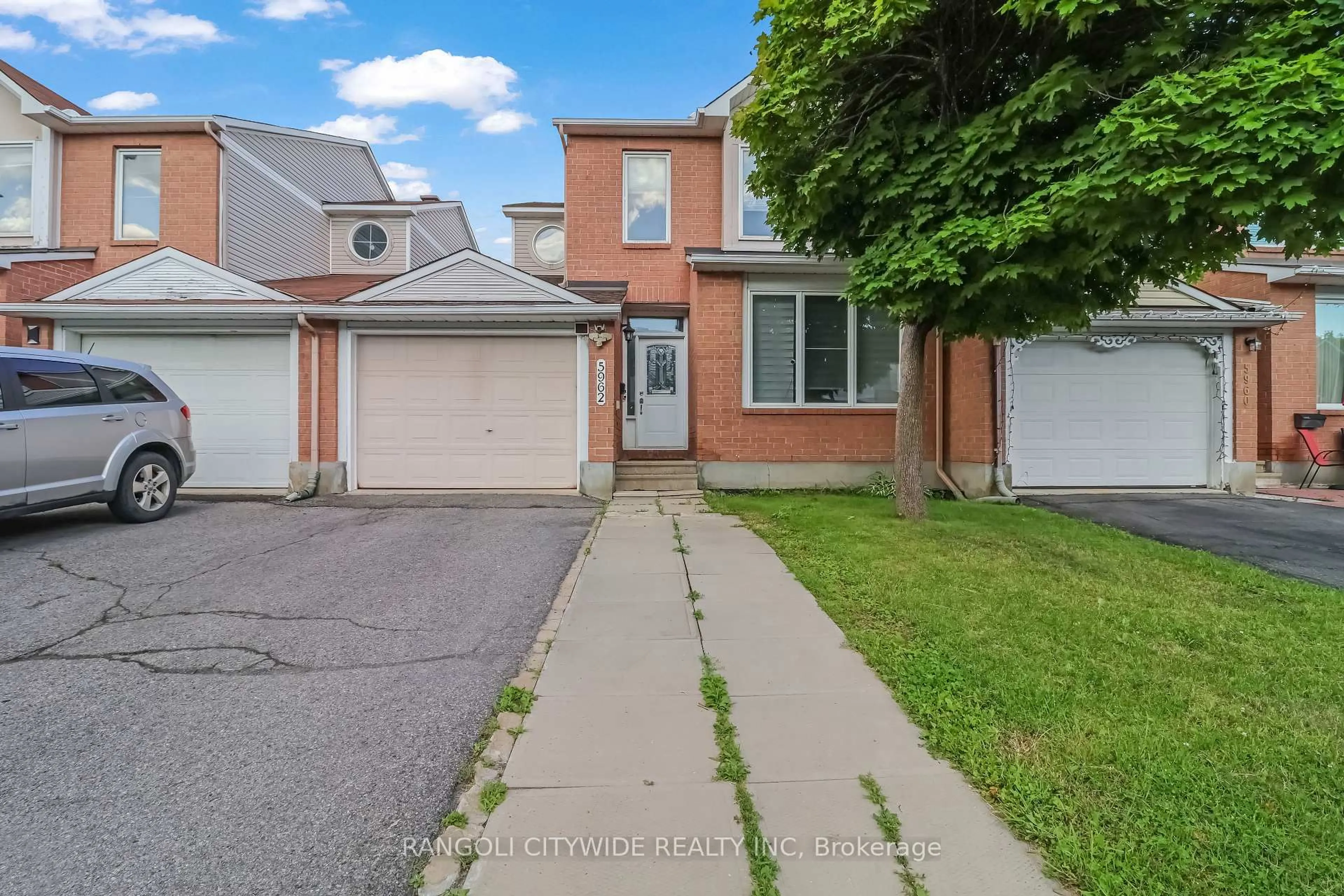 A pic from outside/outdoor area/front of a property/back of a property/a pic from drone, street for 5962 Pineglade Cres, Ottawa Ontario K1W 1G7