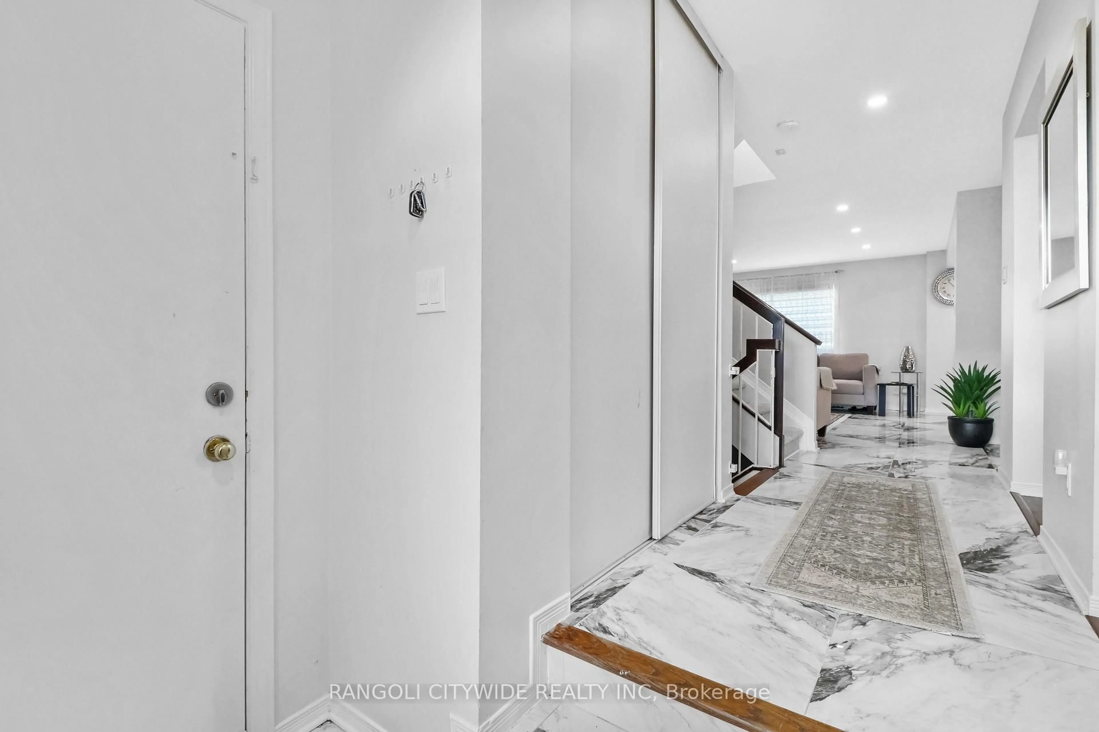 Indoor foyer for 5962 Pineglade Cres, Ottawa Ontario K1W 1G7