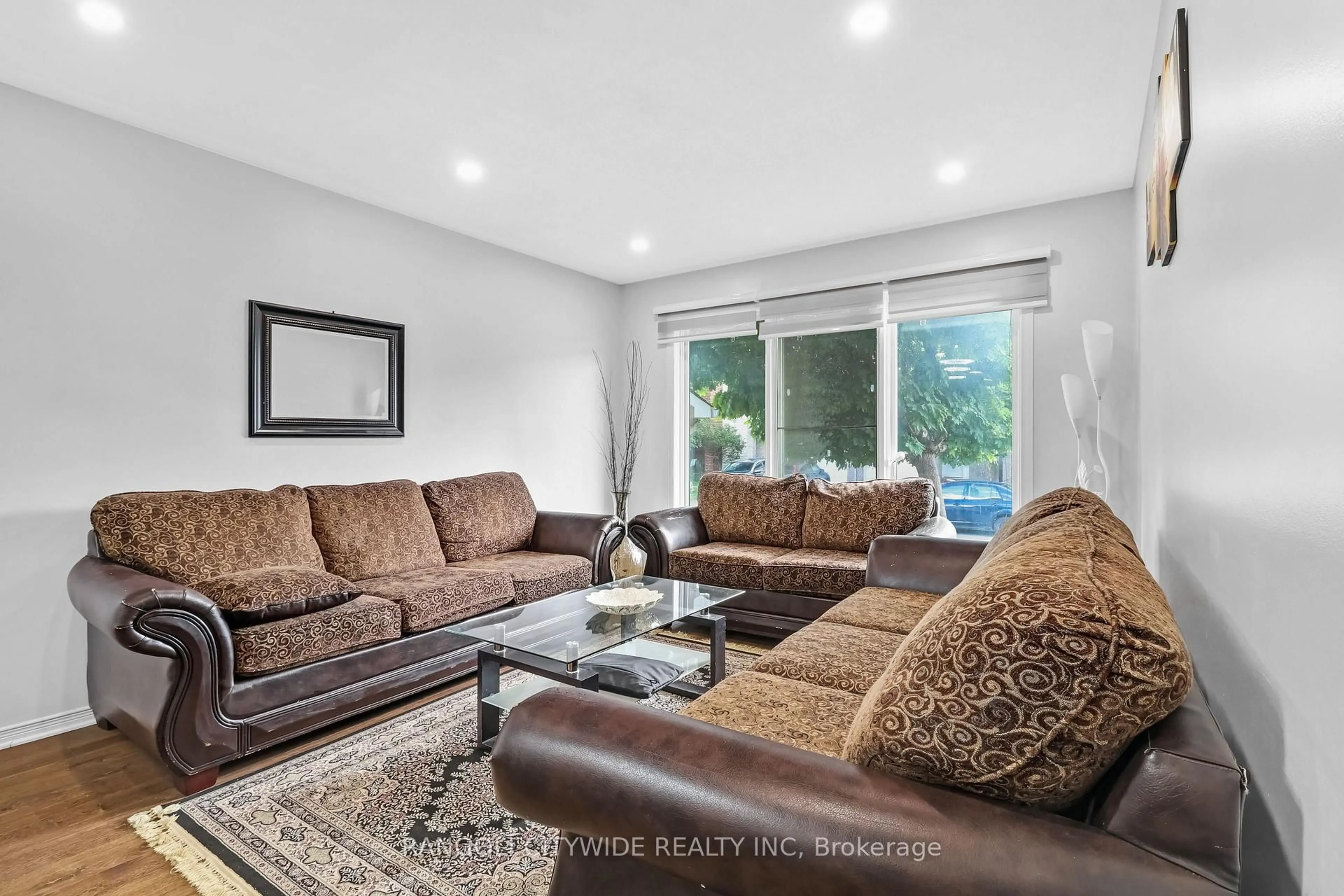 Living room with furniture, unknown for 5962 Pineglade Cres, Ottawa Ontario K1W 1G7