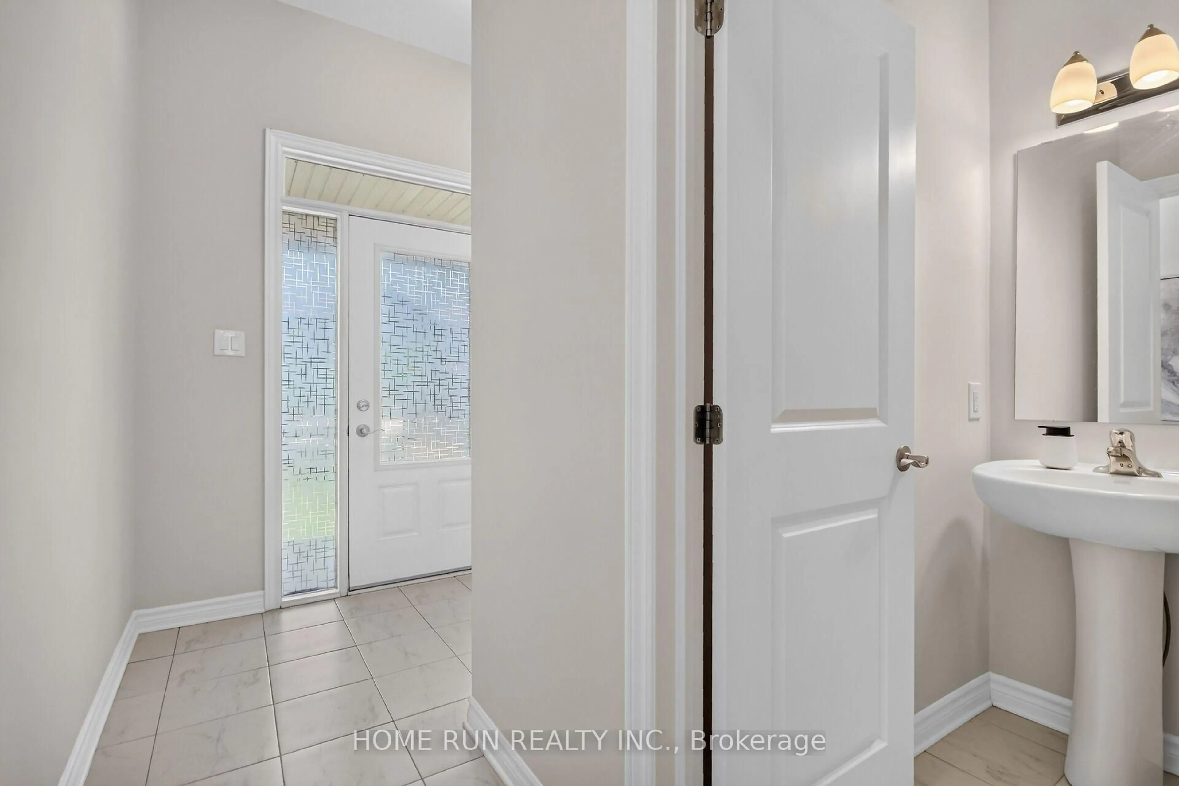 Indoor entryway for 302 Grackle St, Ottawa Ontario K1X 0G7