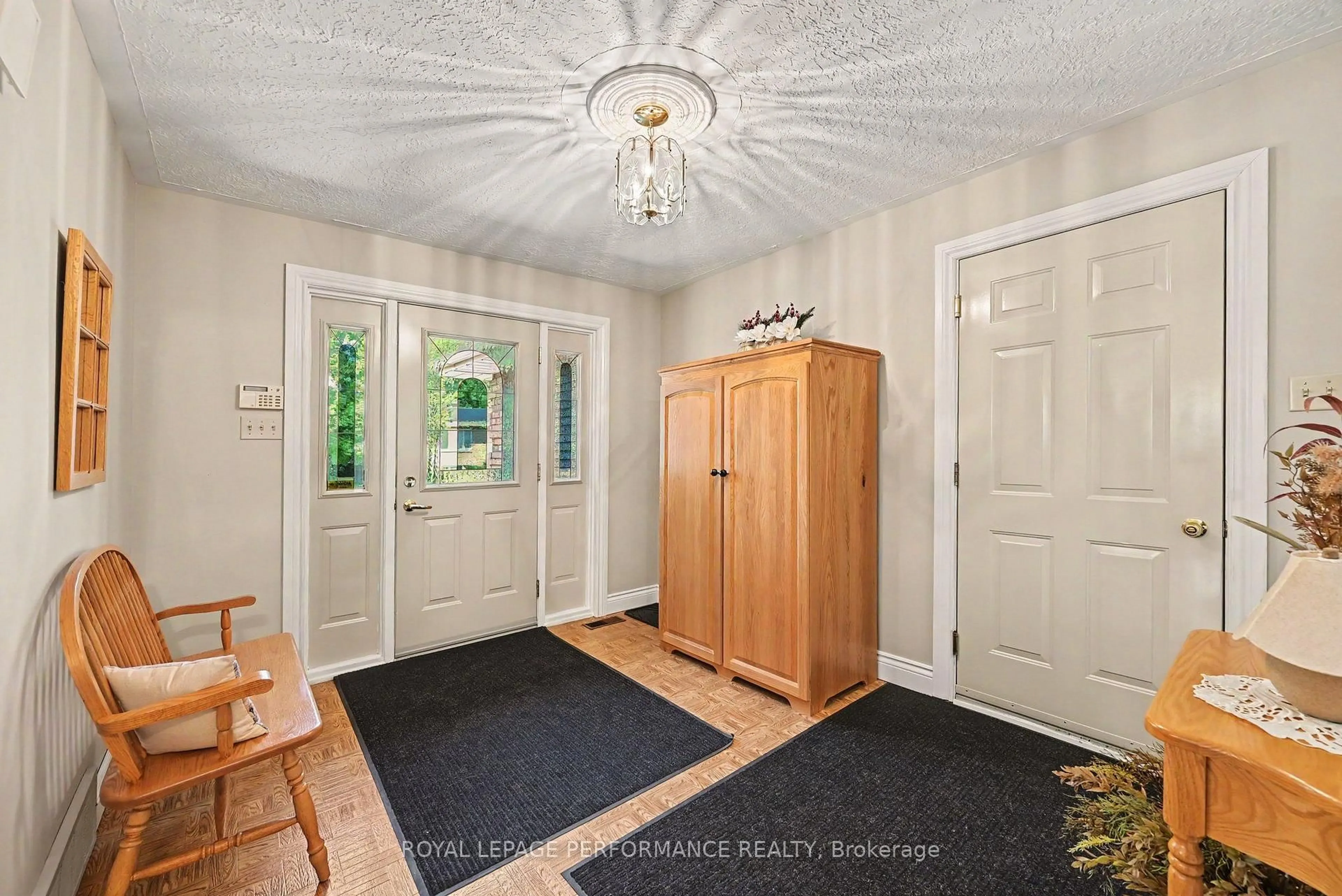 Indoor entryway for 1401 Holy Cross Blvd, Cornwall Ontario K6H 6Z5