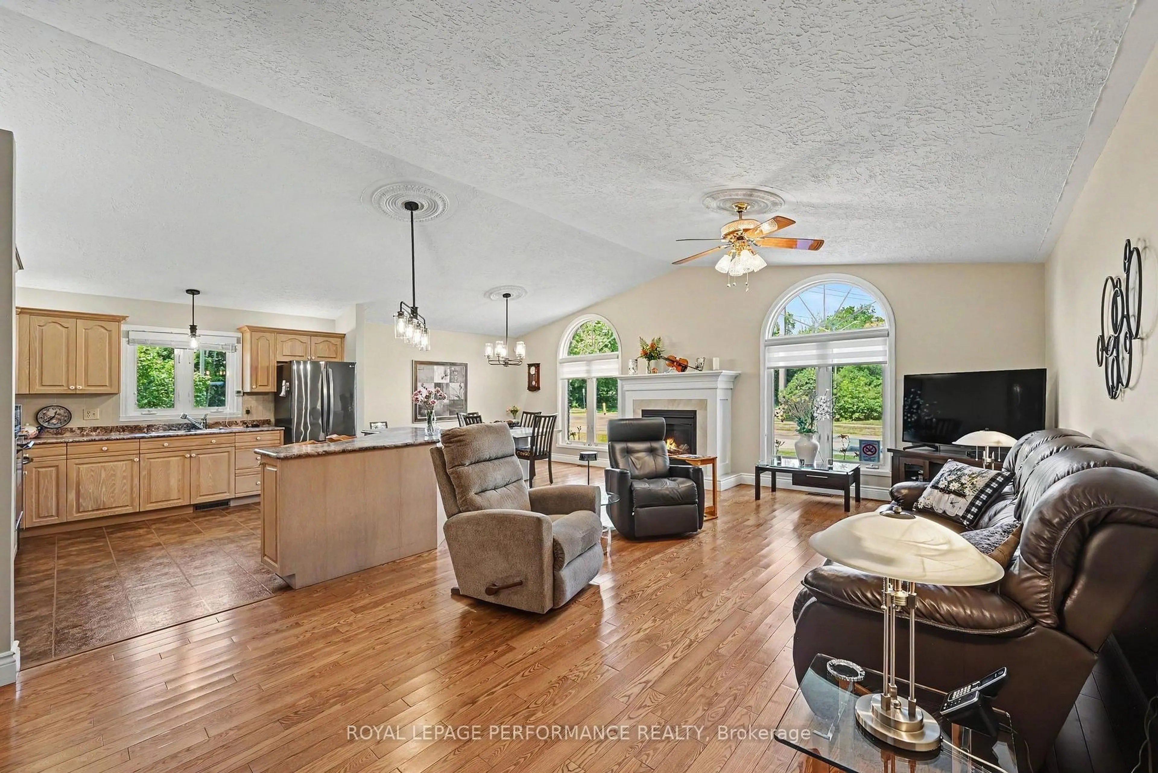 Living room with furniture, unknown for 1401 Holy Cross Blvd, Cornwall Ontario K6H 6Z5