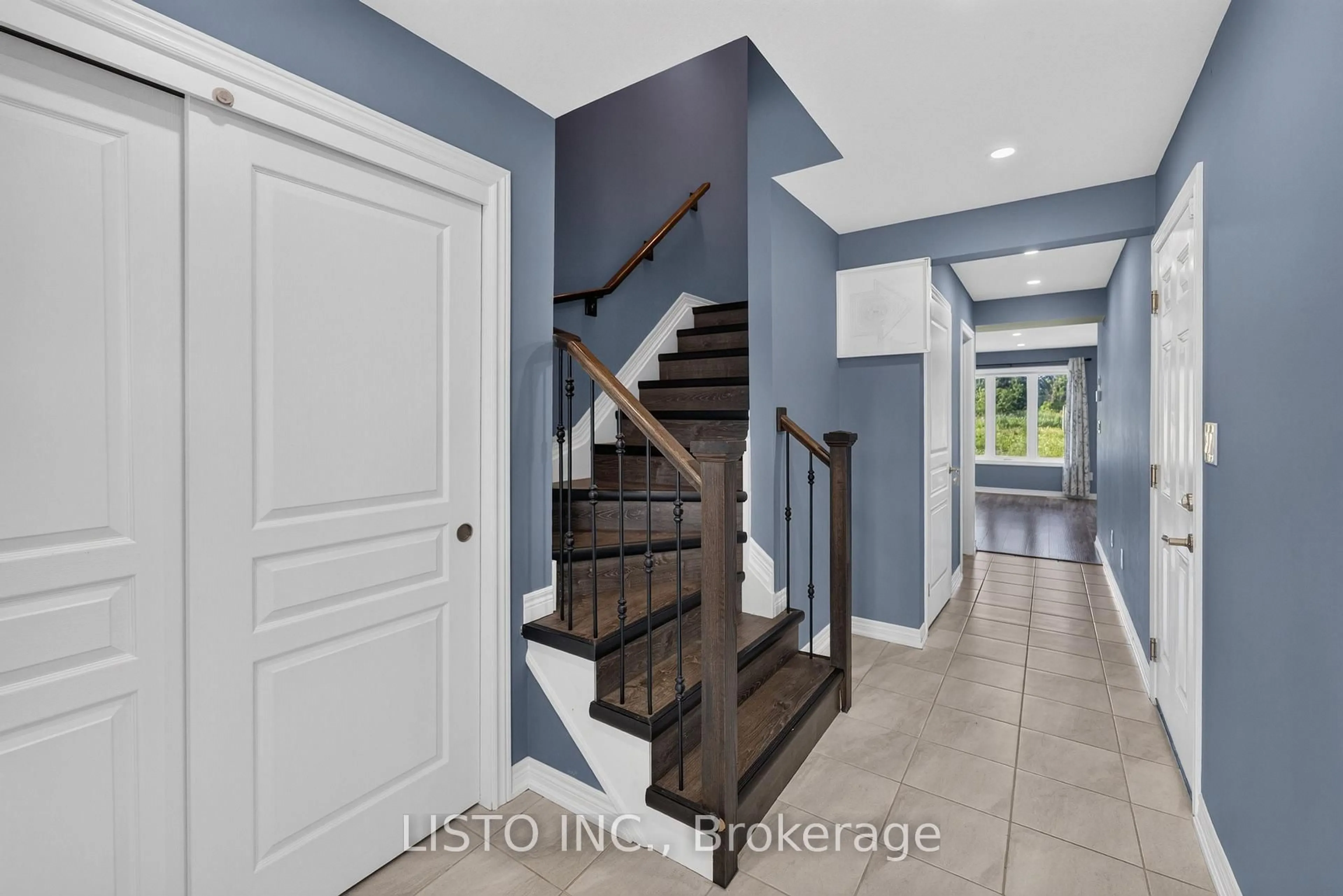 Indoor entryway for 44 Haney Dr, Thorold Ontario L2V 0G5
