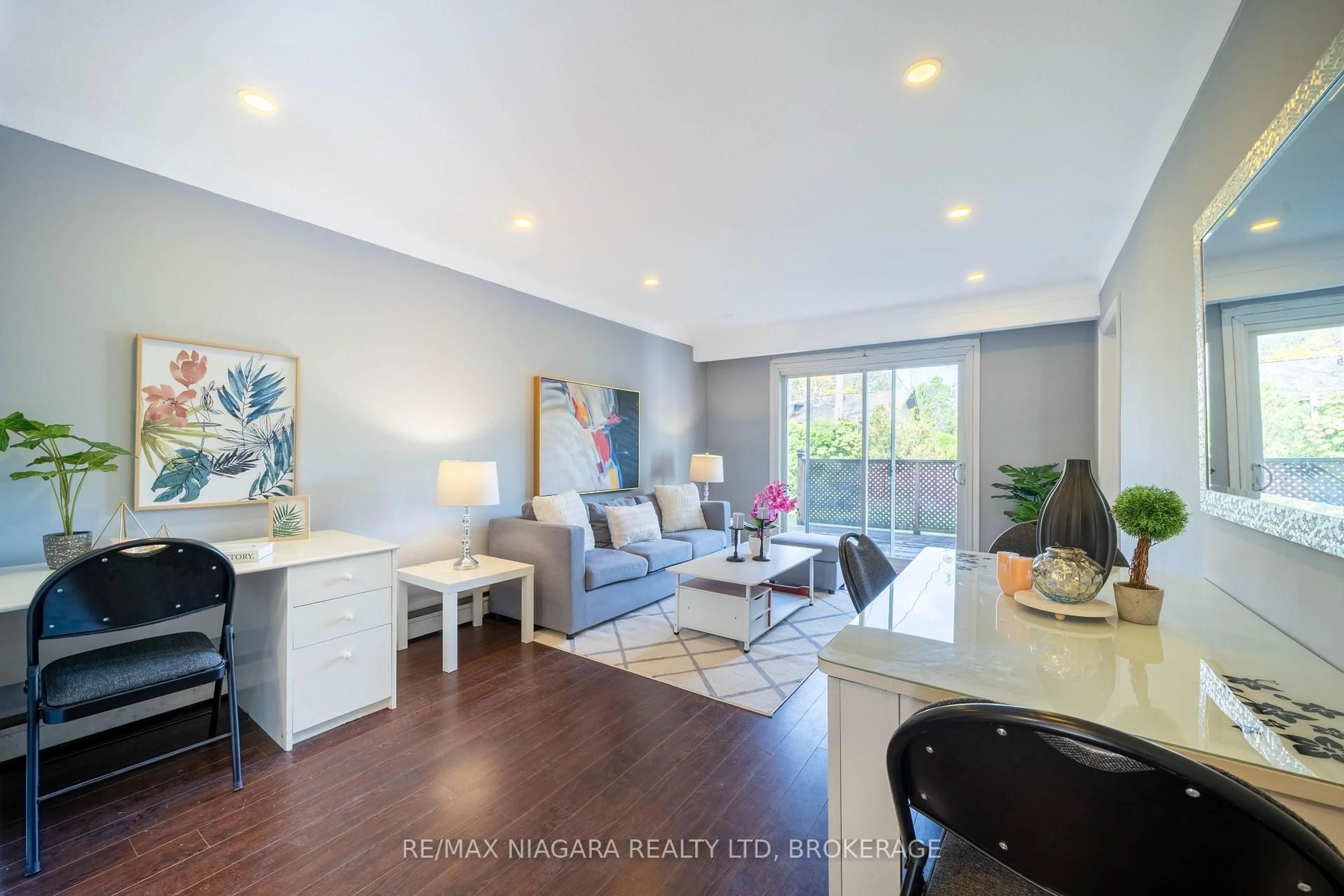 Living room with furniture, unknown for 293-295 Glenridge Ave, St. Catharines Ontario L2T 3K5