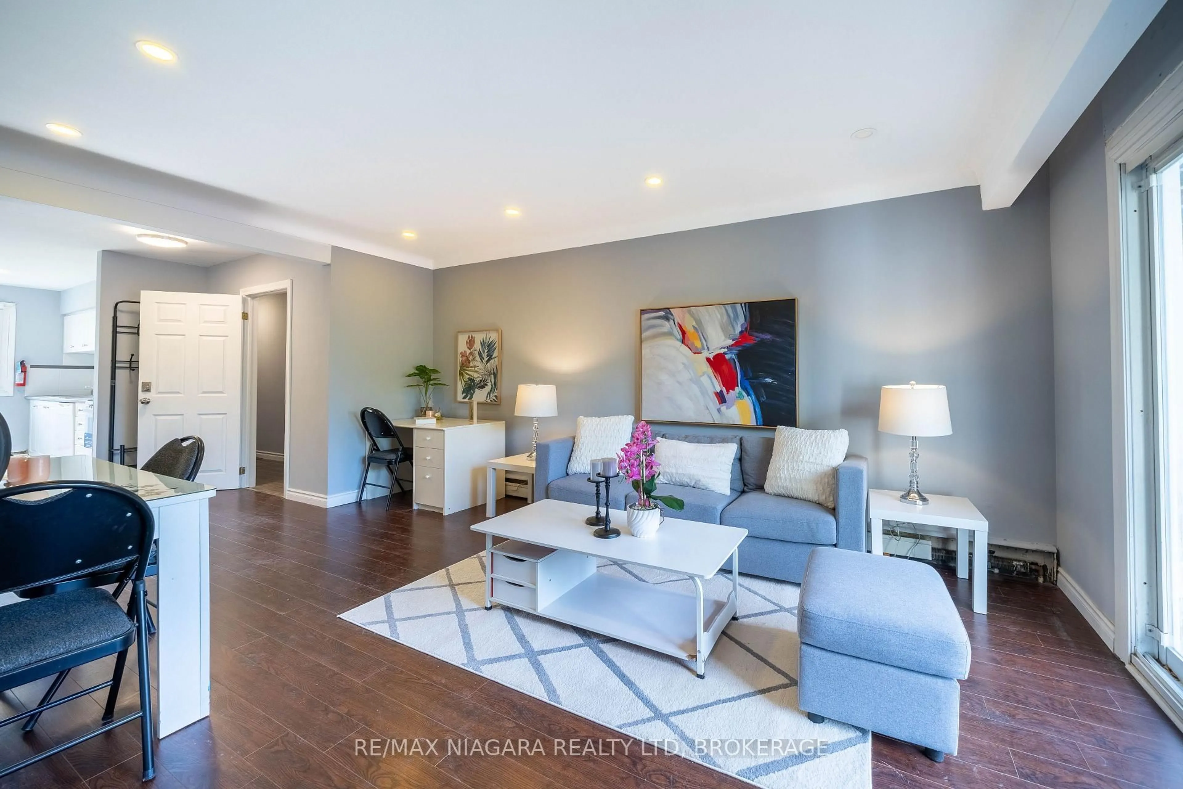Living room with furniture, unknown for 293-295 Glenridge Ave, St. Catharines Ontario L2T 3K5