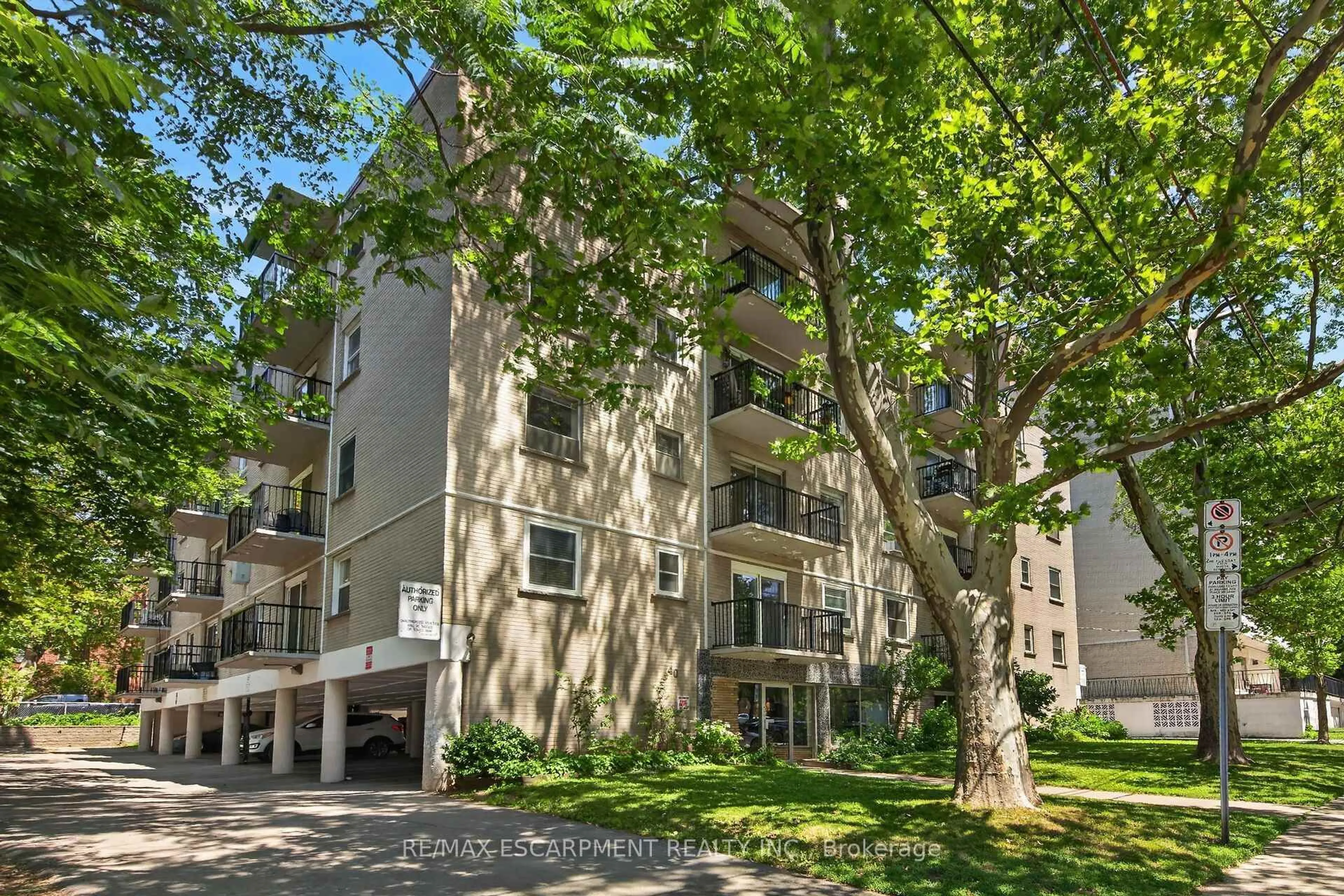 Patio, street for 40 Robinson St #209, Hamilton Ontario L8P 1Y9