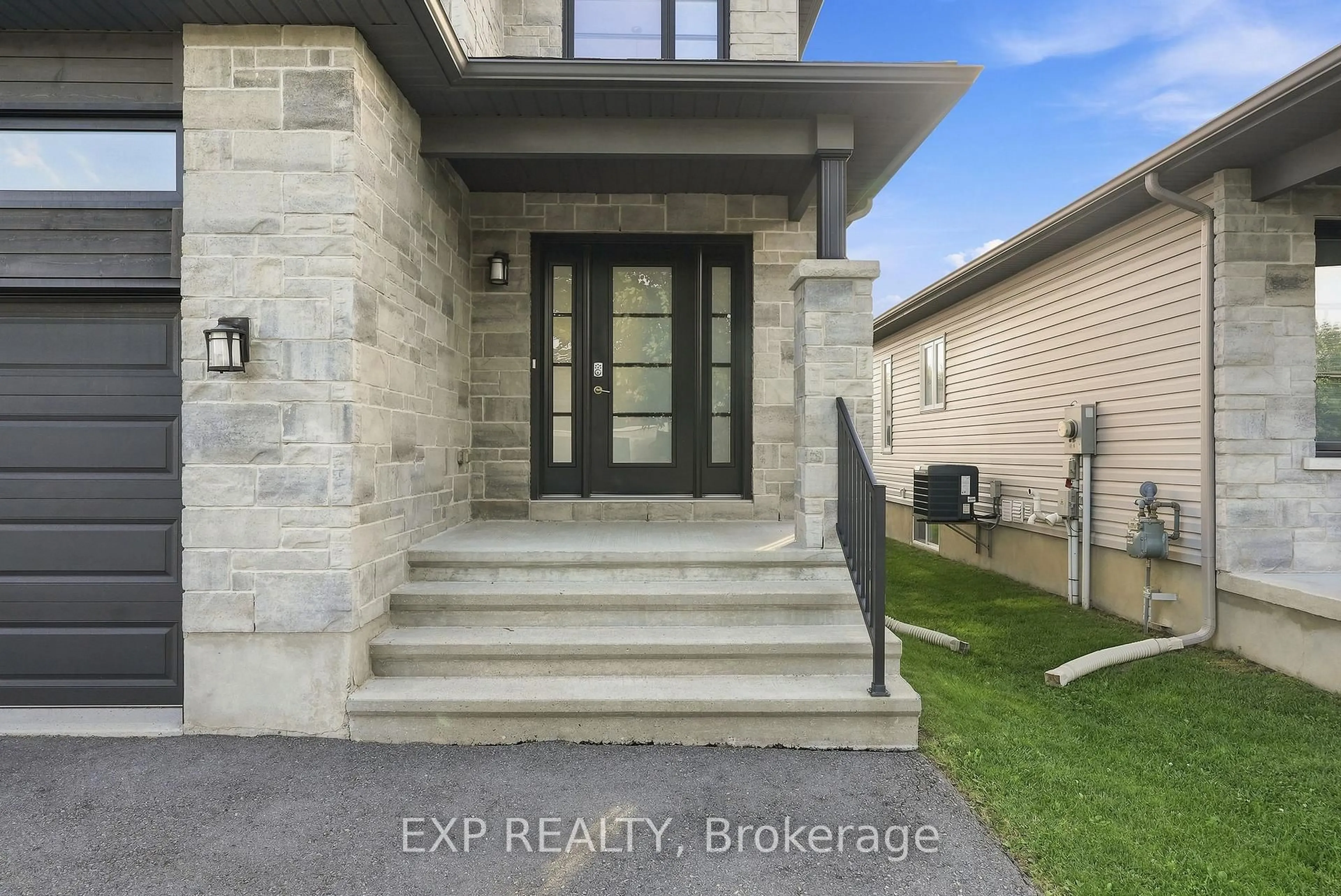 Indoor entryway for 224 Capri Ave, Russell Ontario K0A 1W0