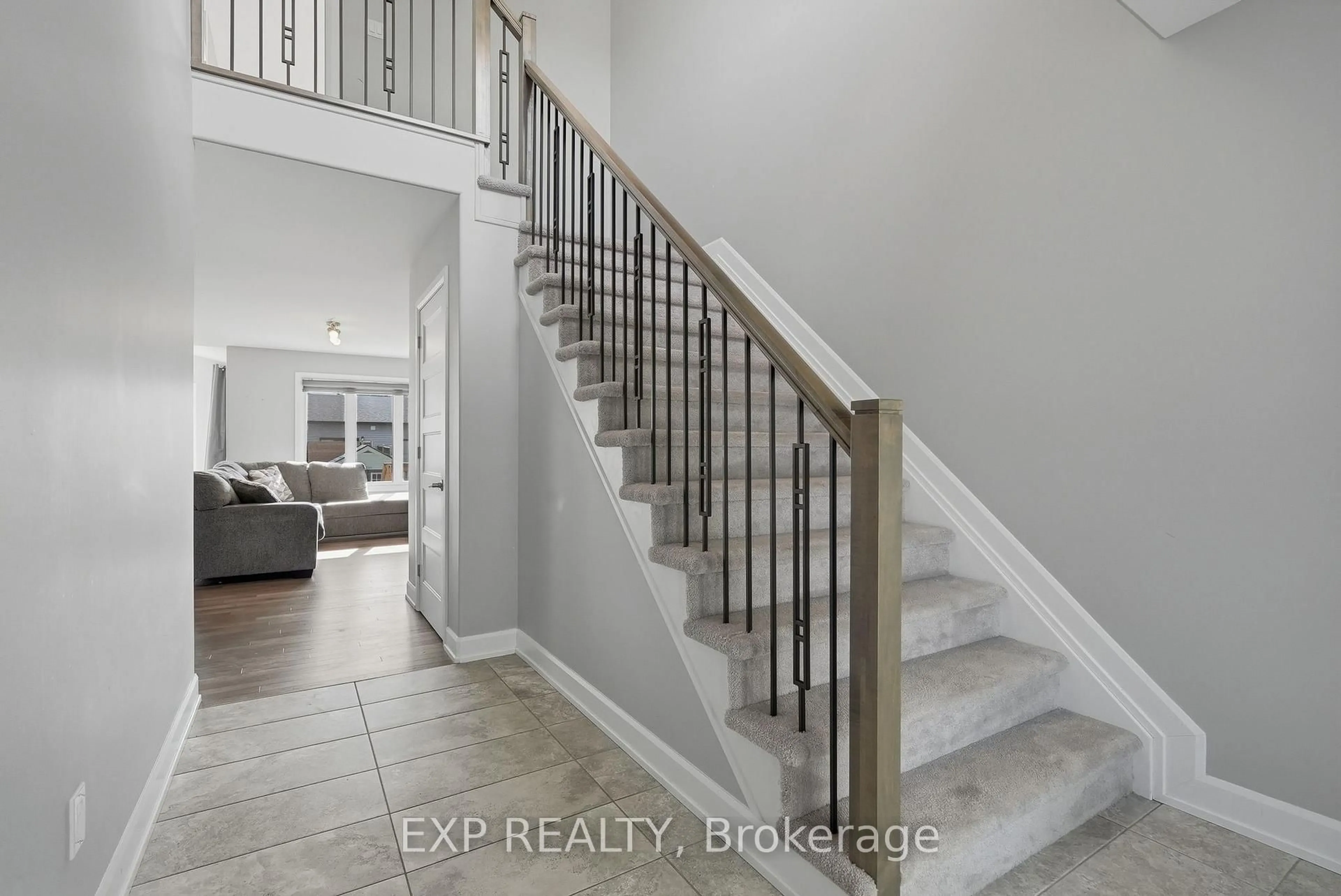 Indoor entryway for 224 Capri Ave, Russell Ontario K0A 1W0
