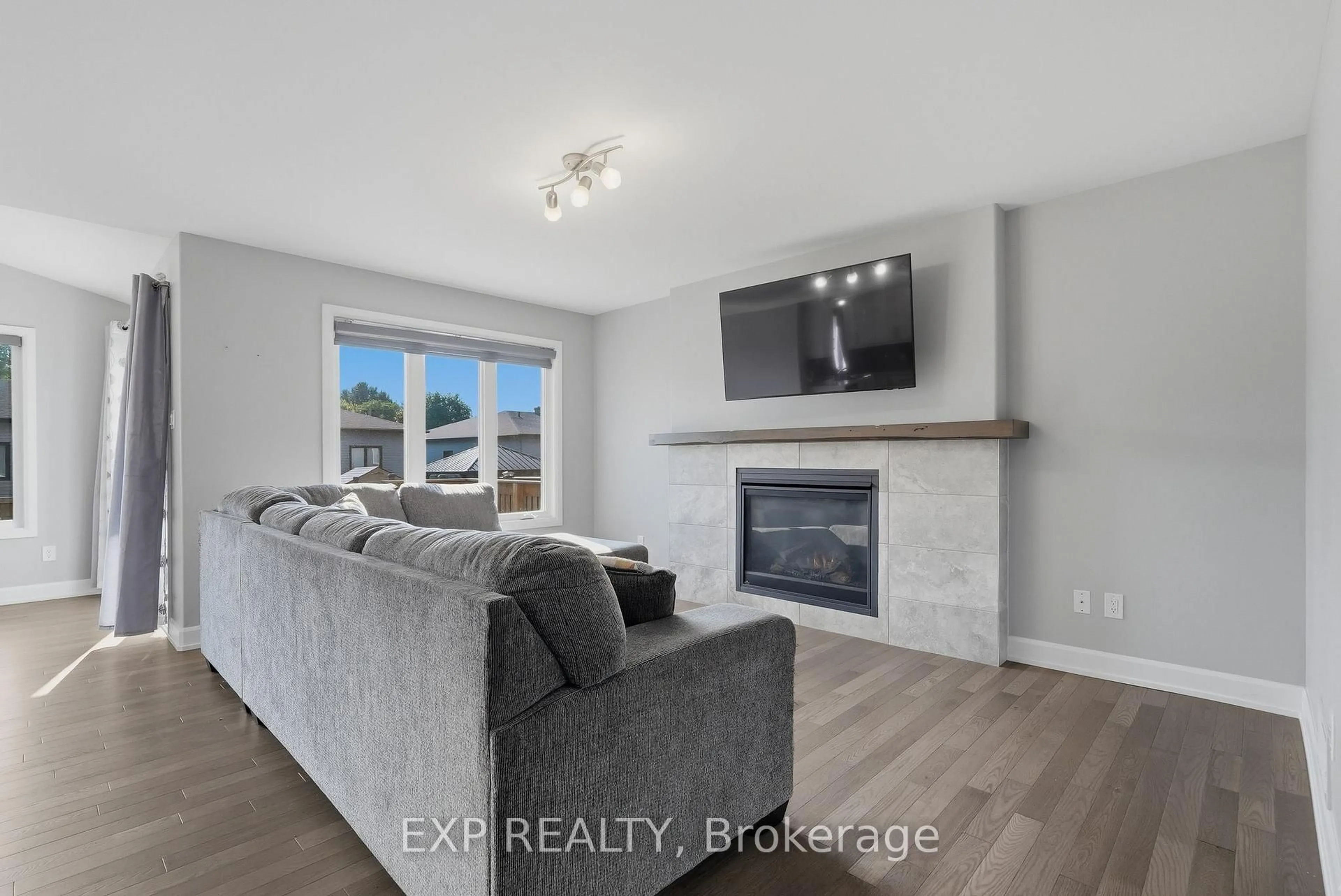 Living room with furniture, unknown for 224 Capri Ave, Russell Ontario K0A 1W0