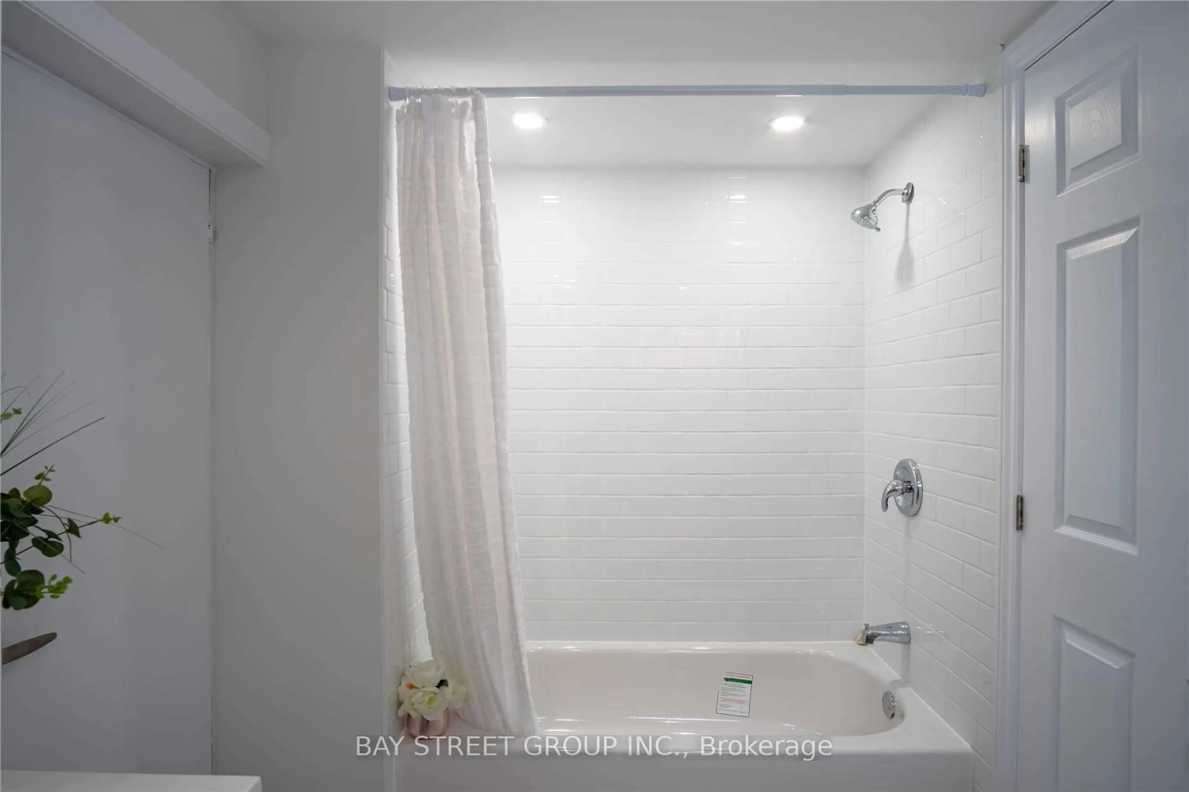 Standard bathroom, unknown for 351 East 27th St, Hamilton Ontario L8V 3G9