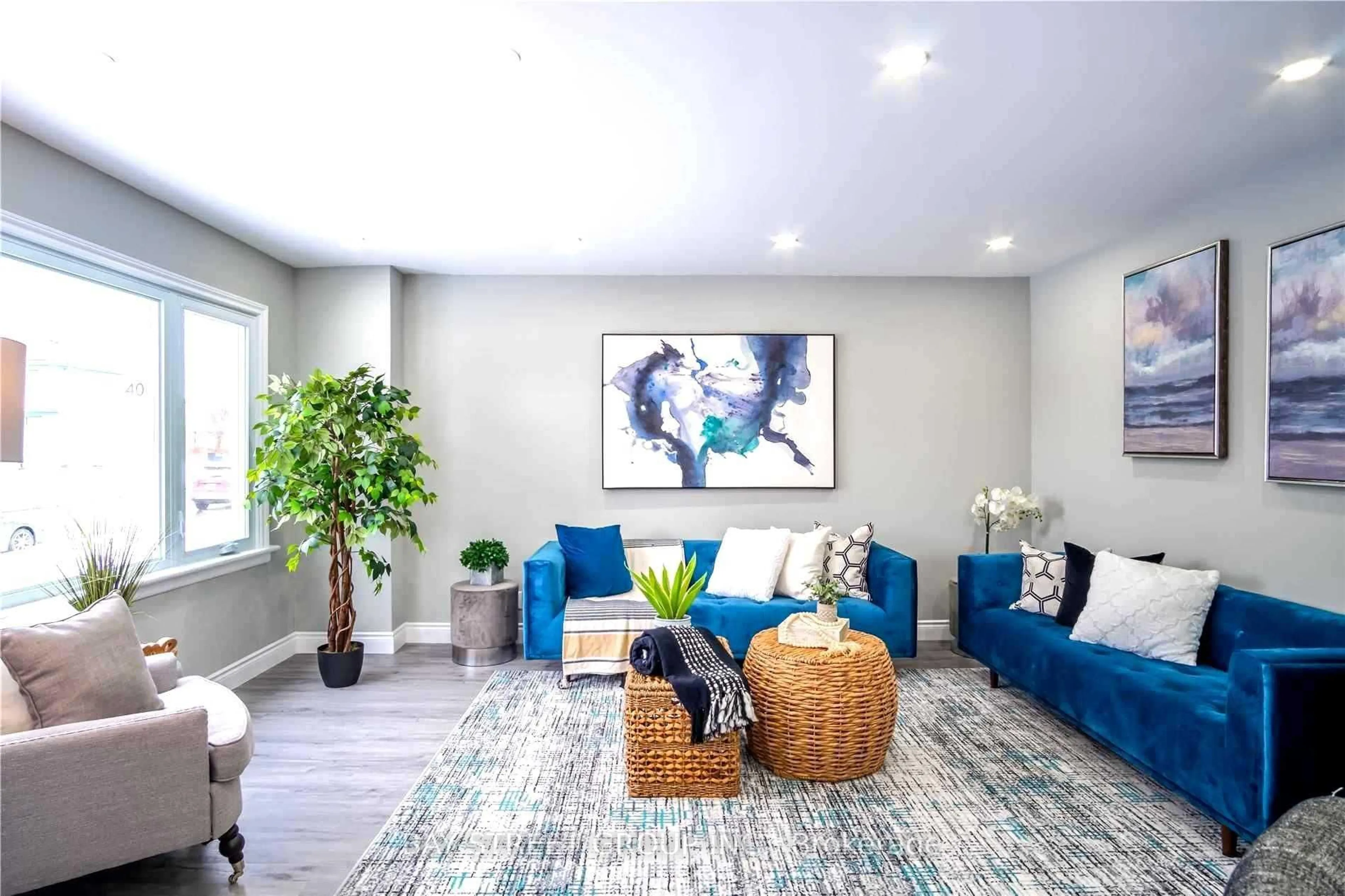 Living room with furniture, unknown for 351 East 27th St, Hamilton Ontario L8V 3G9