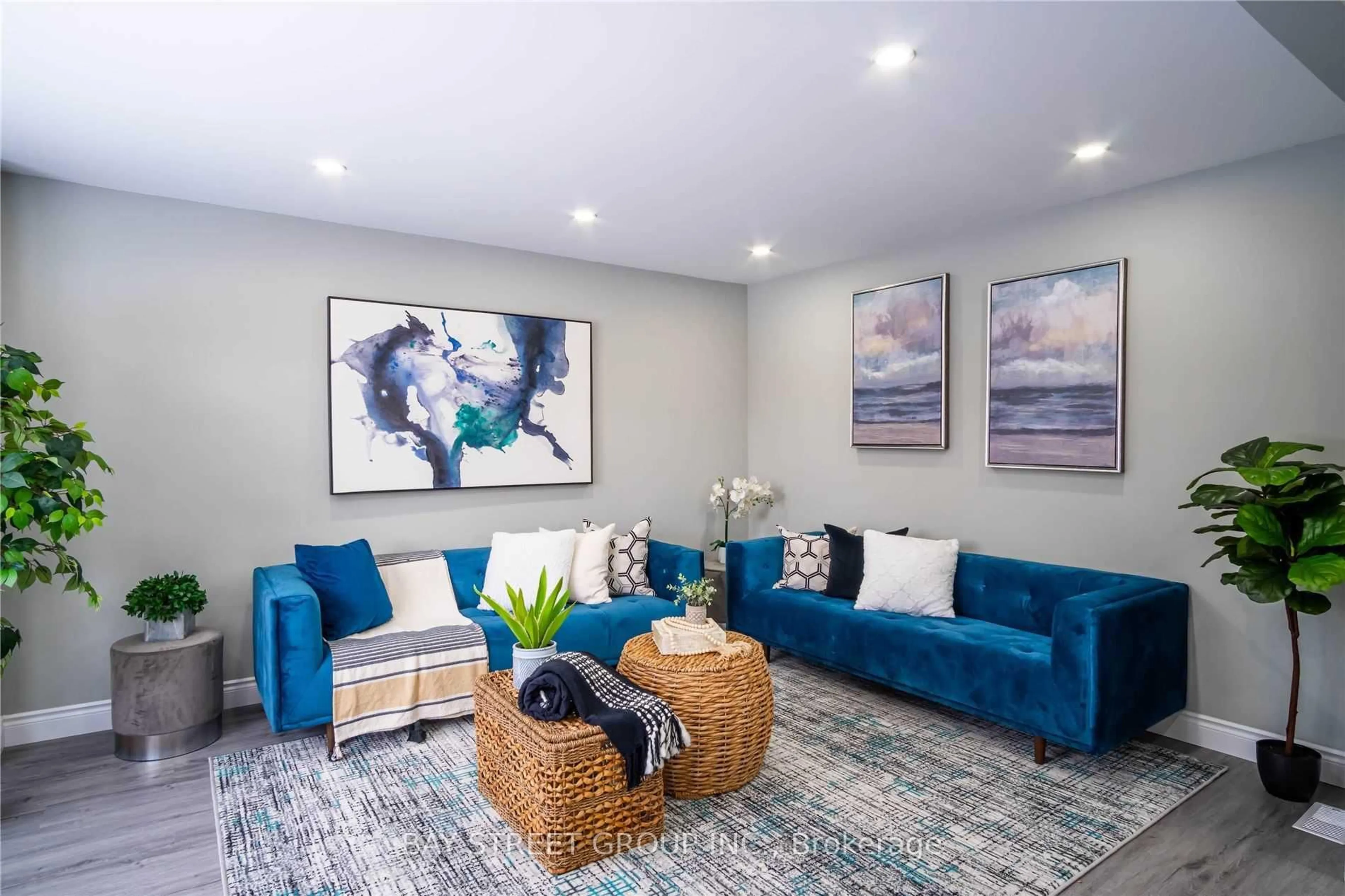 Living room with furniture, unknown for 351 East 27th St, Hamilton Ontario L8V 3G9
