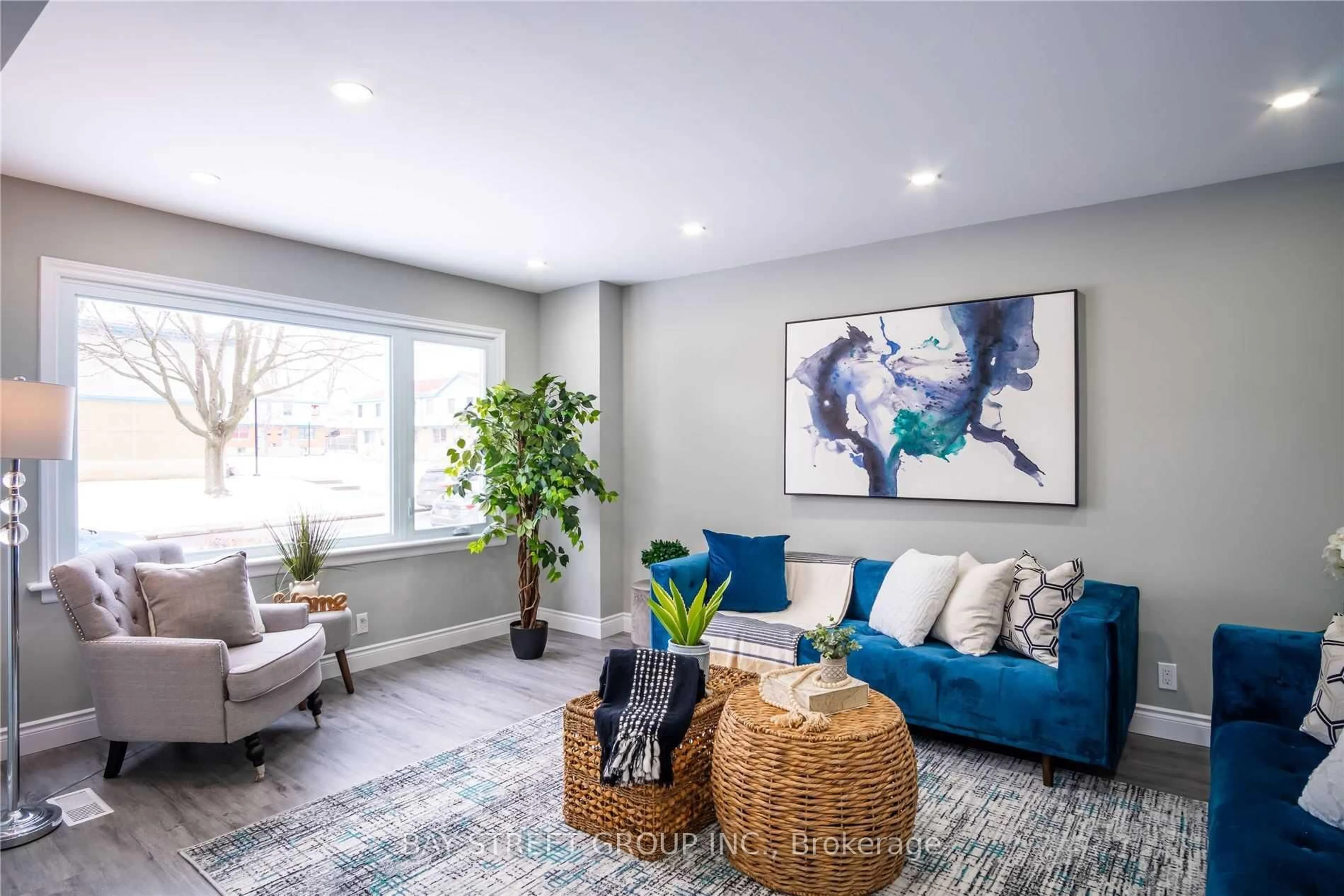 Living room with furniture, unknown for 351 East 27th St, Hamilton Ontario L8V 3G9