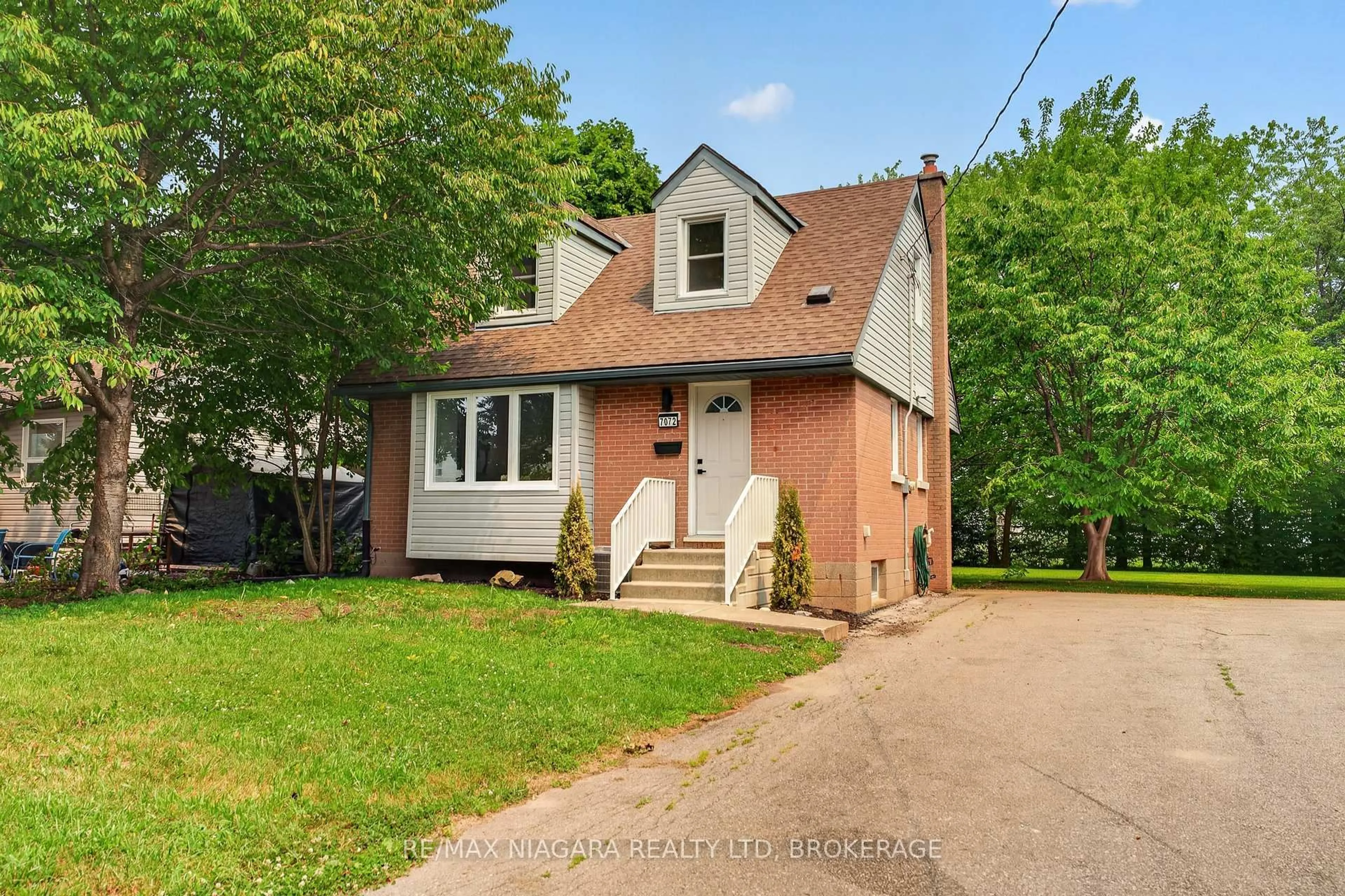 Home with brick exterior material, street for 7072 Dell Ave, Niagara Falls Ontario L2G 4W3