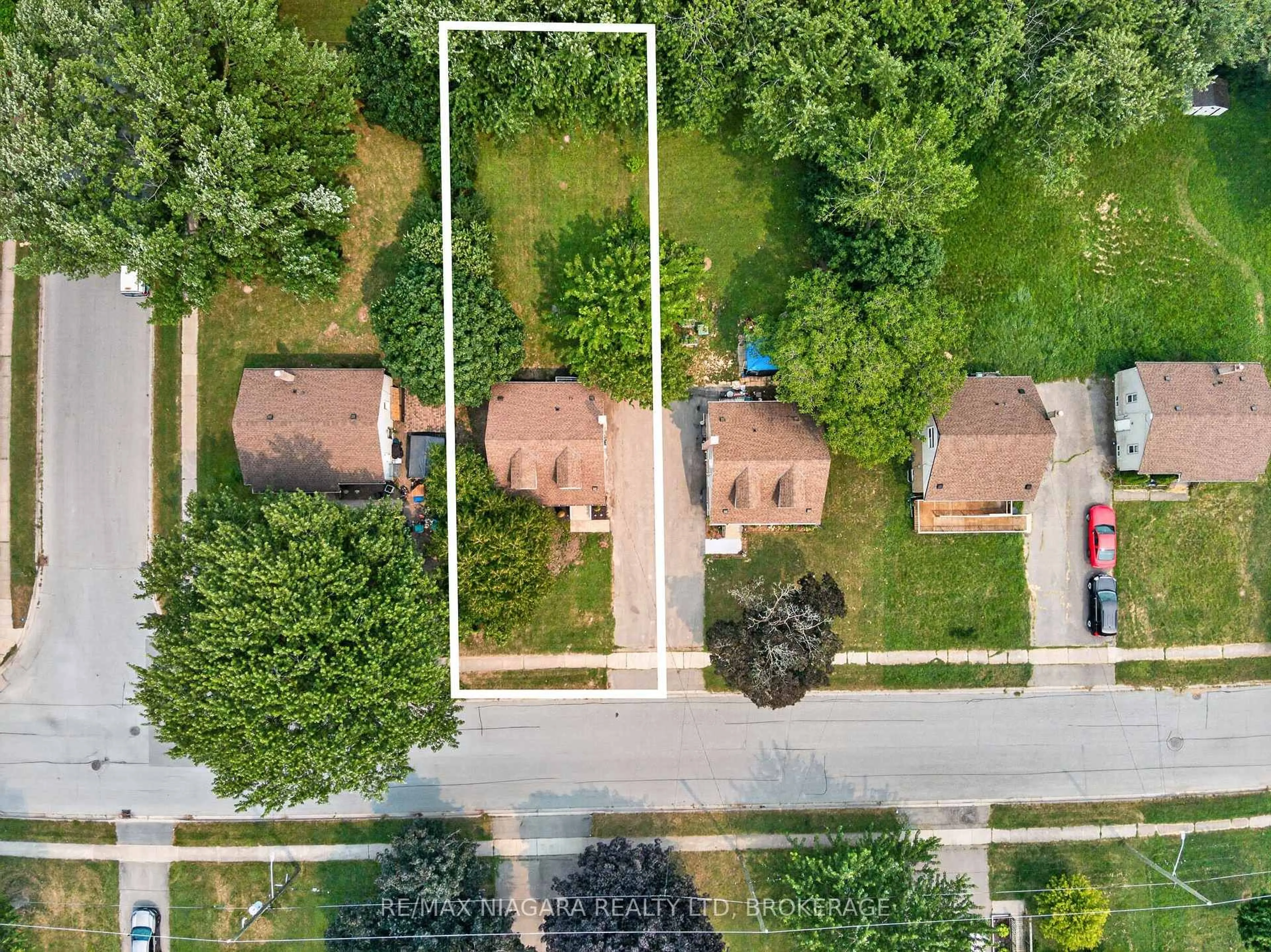 A pic from outside/outdoor area/front of a property/back of a property/a pic from drone, street for 7072 Dell Ave, Niagara Falls Ontario L2G 4W3