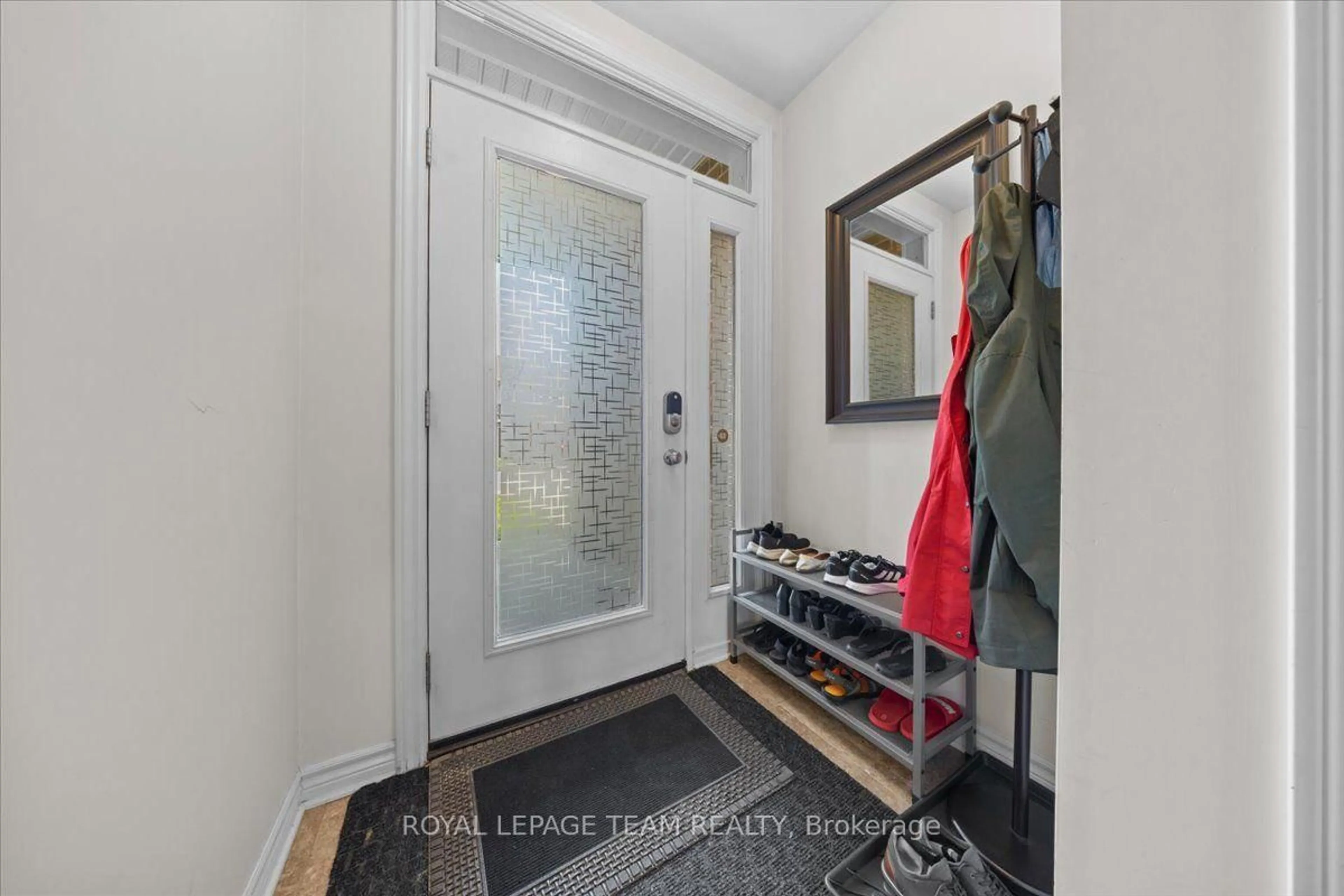 Indoor entryway for 552 Jackdaw Ave, Ottawa Ontario K2J 6N1