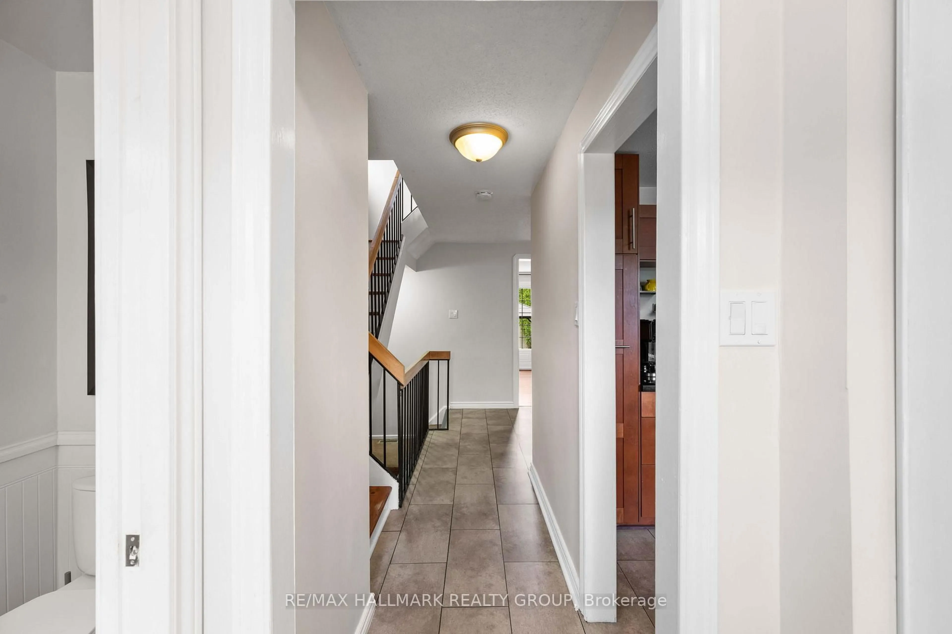 Indoor entryway for 1791 Lamoureux Dr, Ottawa Ontario K1E 2H3
