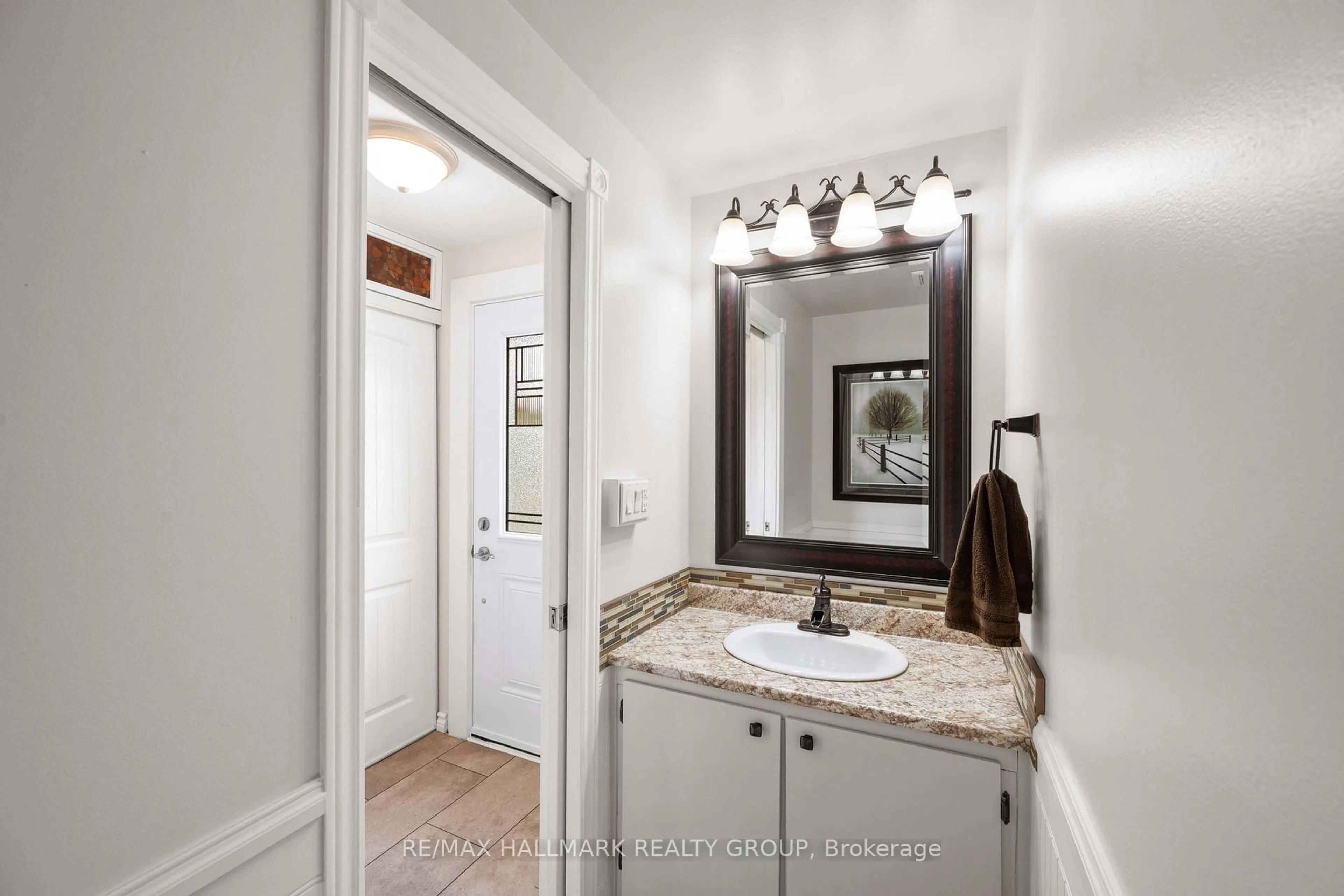 Standard bathroom, ceramic/tile floor for 1791 Lamoureux Dr, Ottawa Ontario K1E 2H3