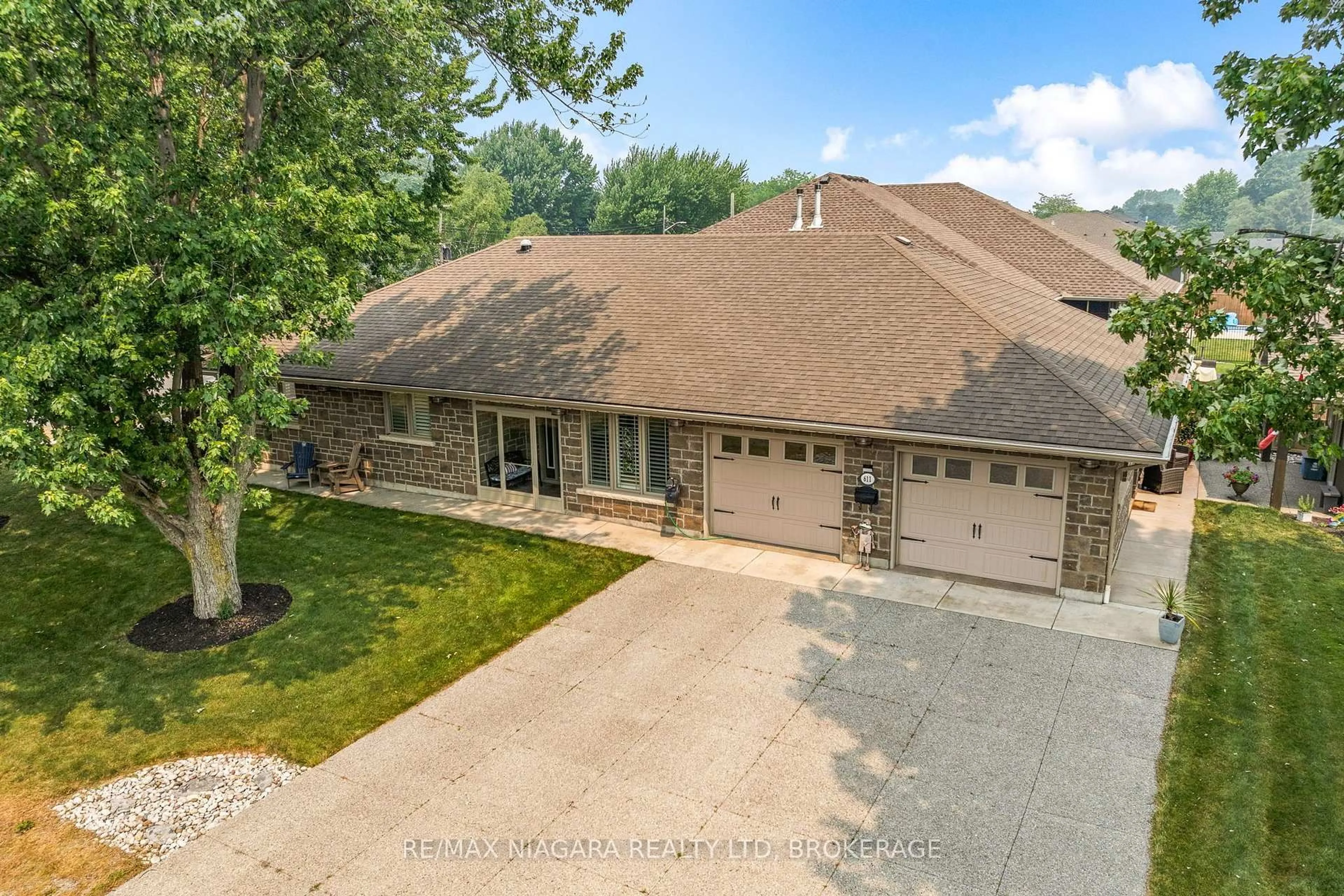 A pic from outside/outdoor area/front of a property/back of a property/a pic from drone, unknown for 611 Sugarloaf St, Port Colborne Ontario L3K 0A3