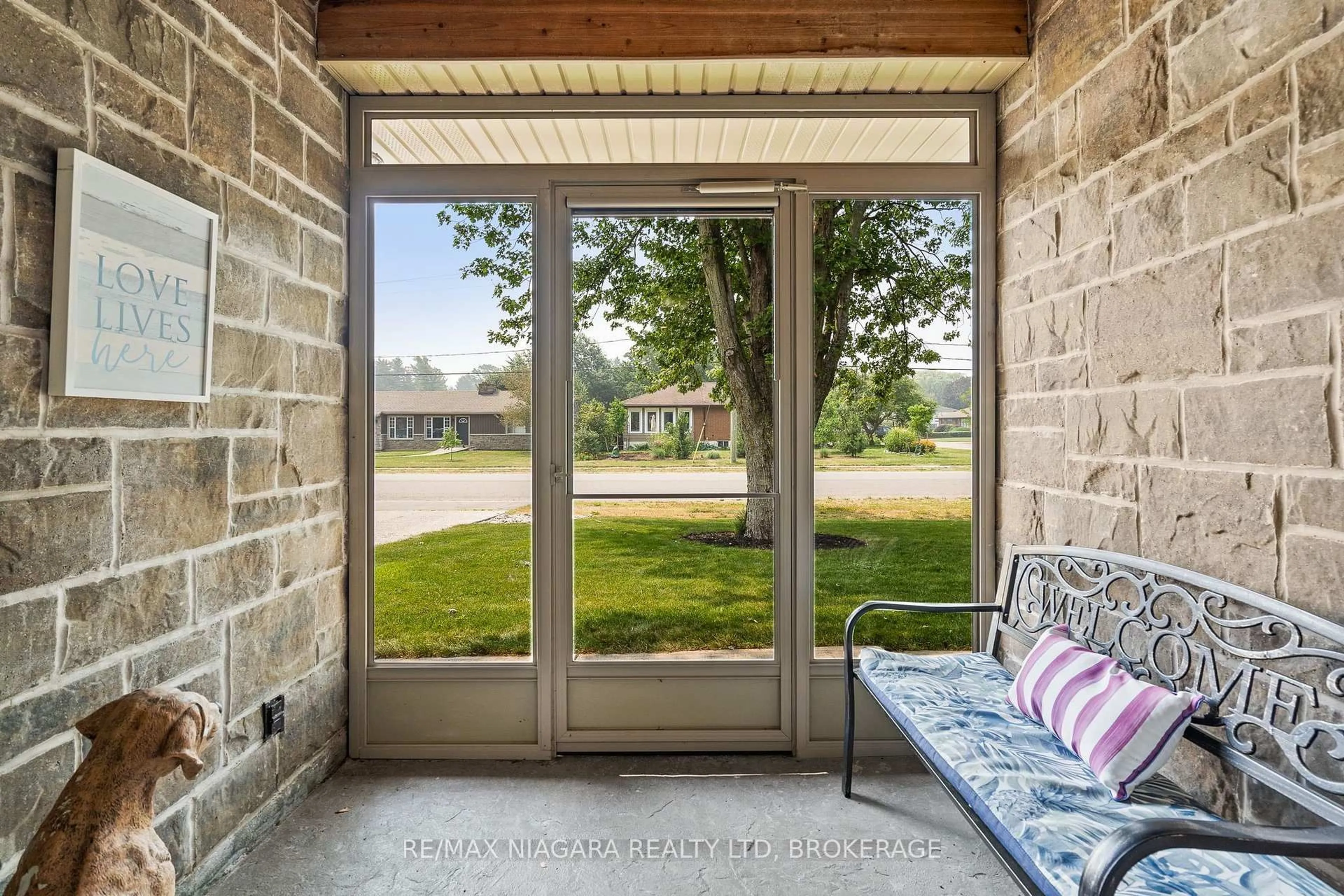 Indoor entryway for 611 Sugarloaf St, Port Colborne Ontario L3K 0A3