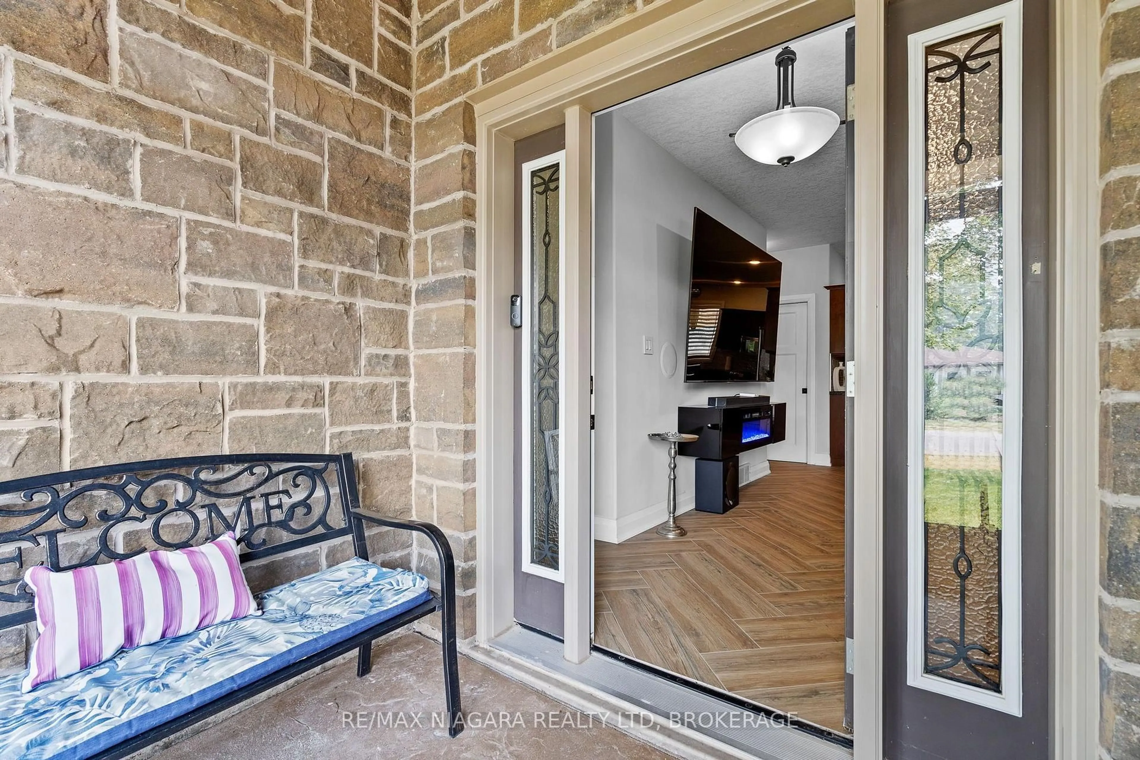 Indoor entryway for 611 Sugarloaf St, Port Colborne Ontario L3K 0A3