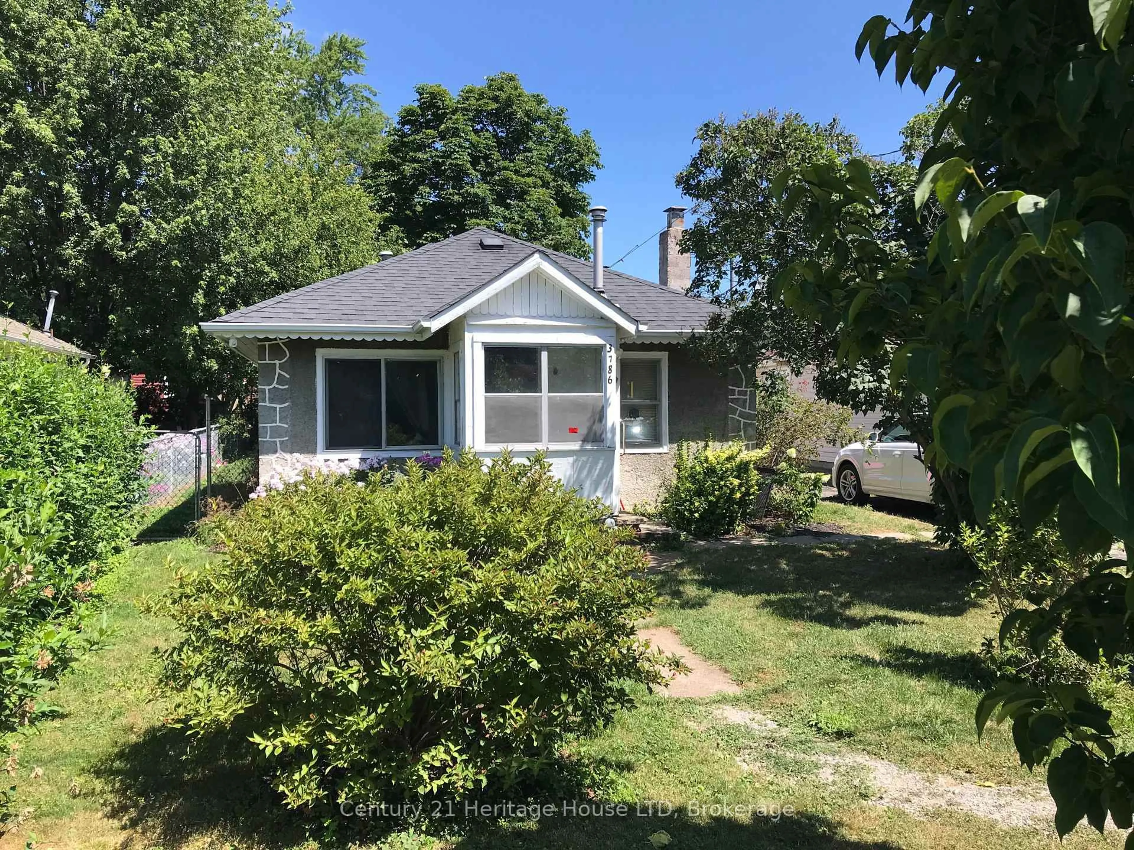 A pic from outside/outdoor area/front of a property/back of a property/a pic from drone, street for 3786 Mathewson Ave, Fort Erie Ontario L0S 1B0